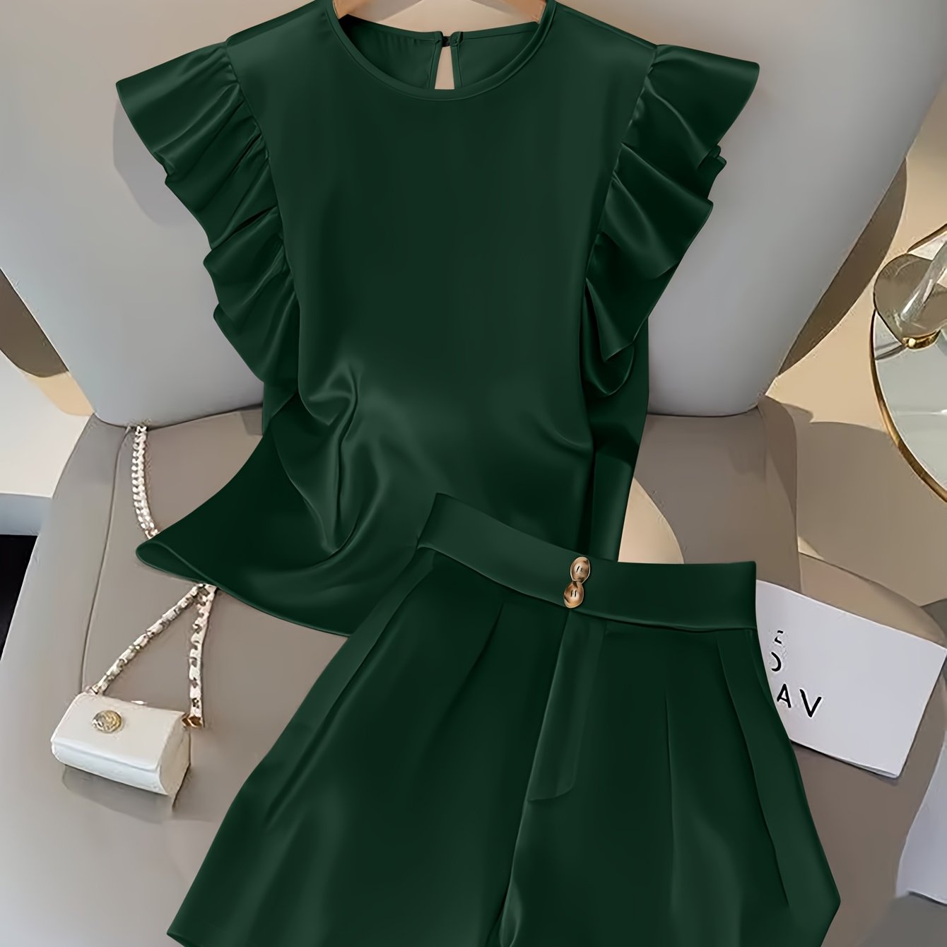 Conjunto com Blusa de Babados e Shorts de Alfaiataria