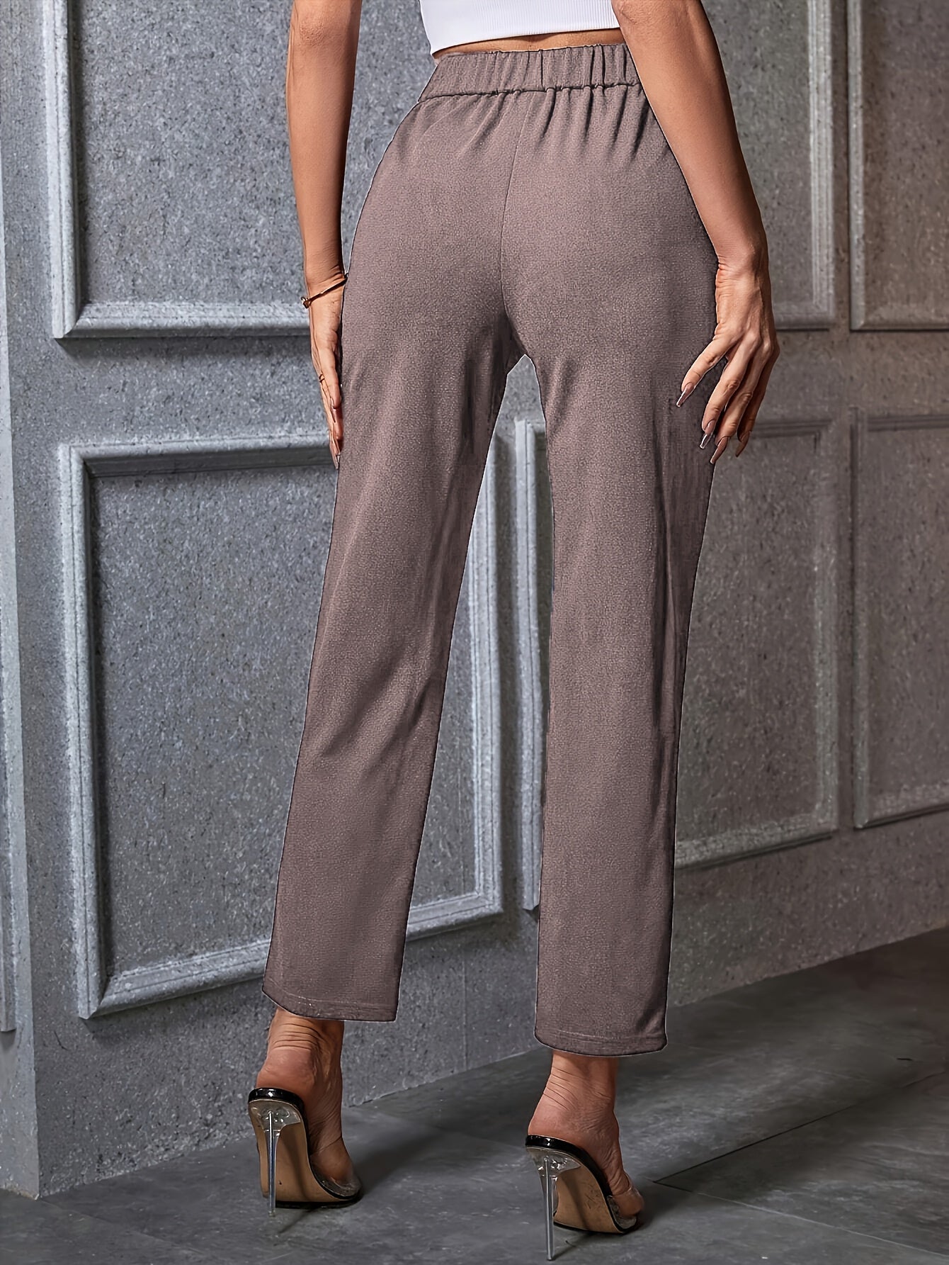 Calça reta com cintura alta e detalhe metálico