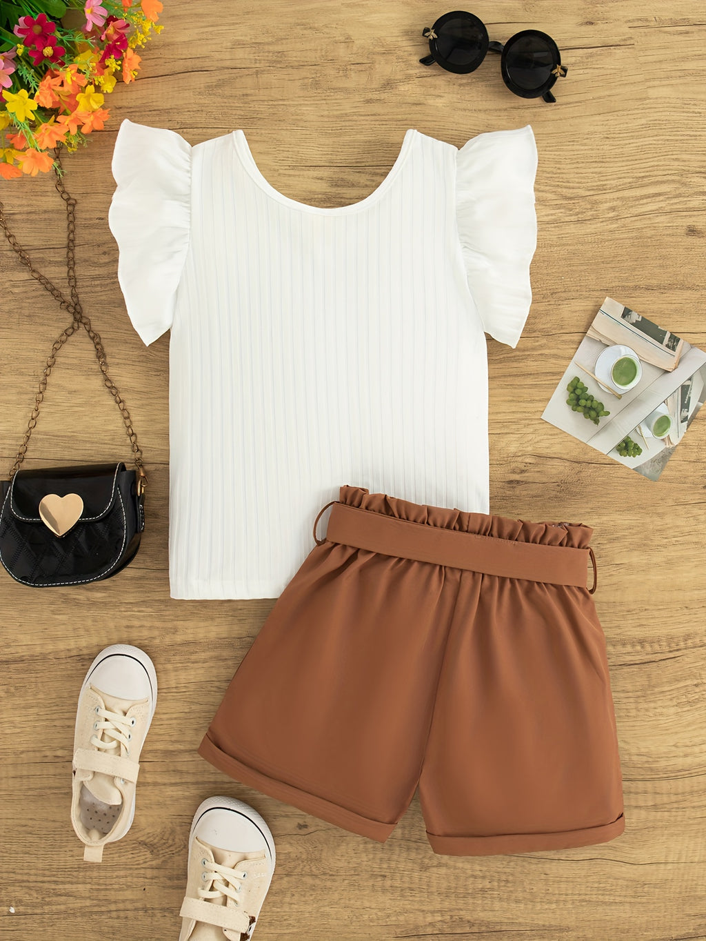 Conjunto de blusa e shorts de babado e cinto para meninas