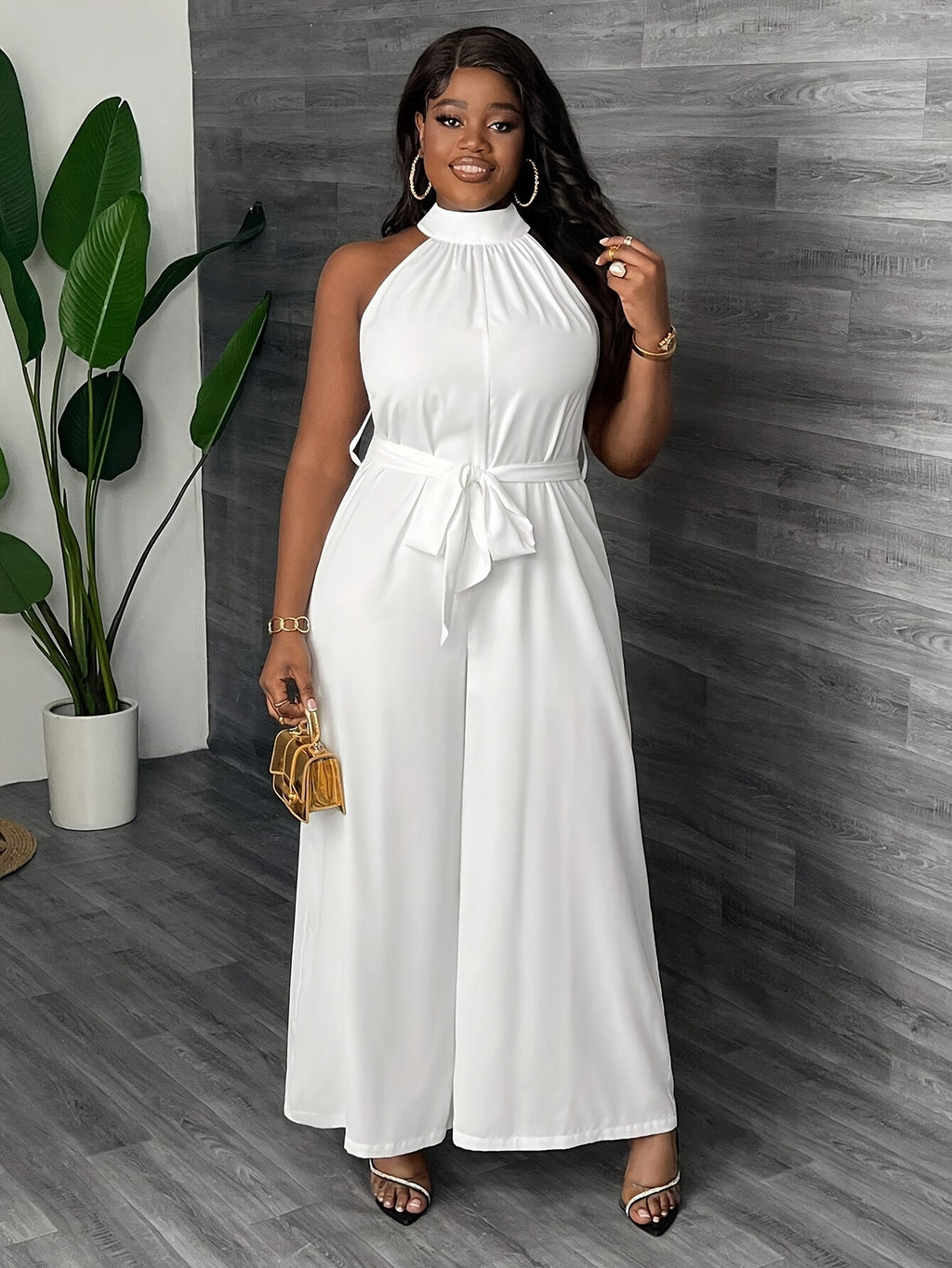 Macacão feminino soltinho, sem mangas e com cinto