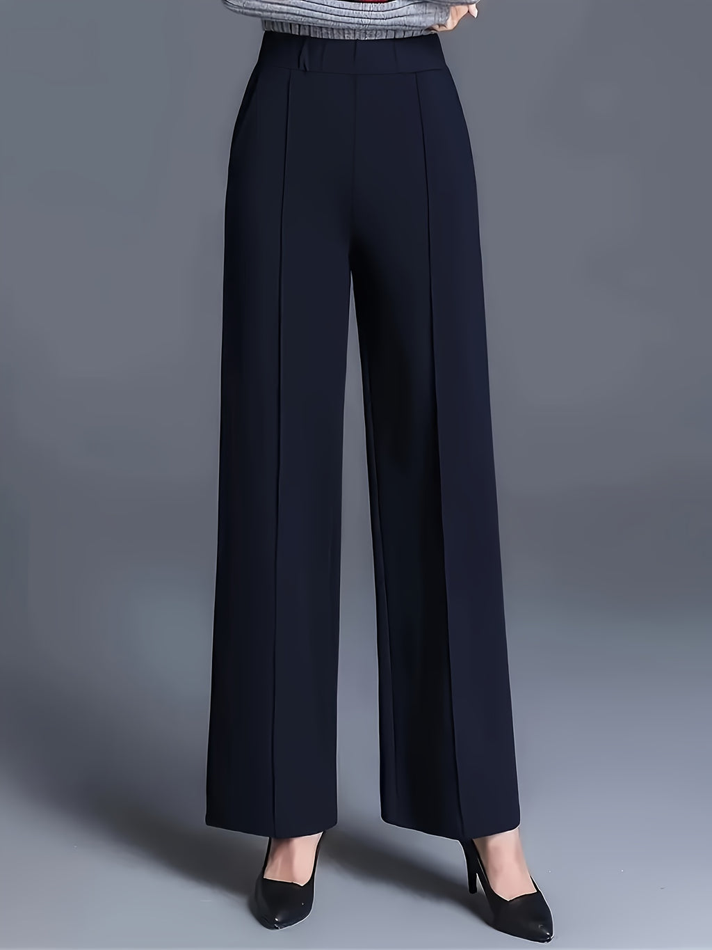 Calça com cintura alta e elástica, modelagem reta e com bolsos