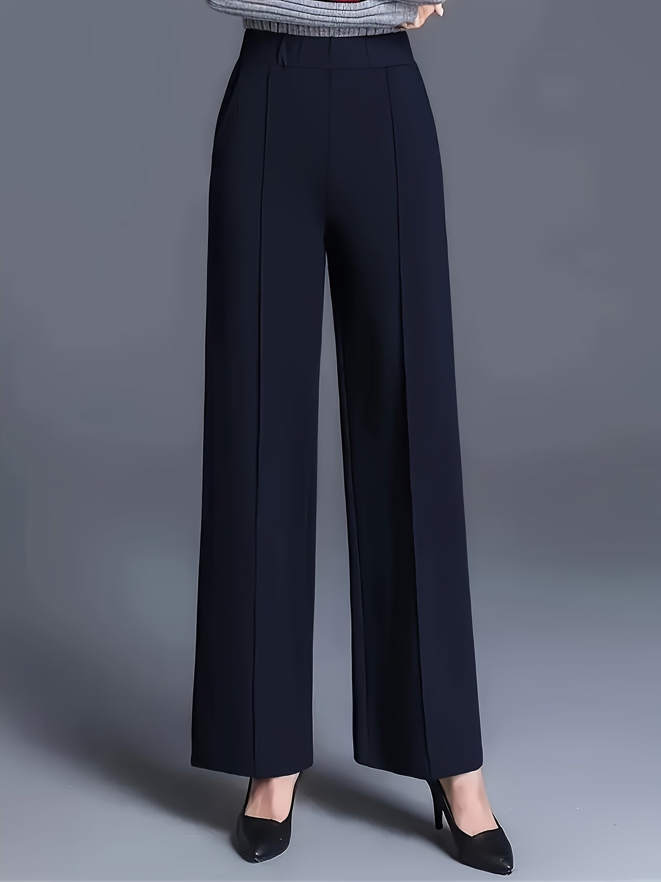 Calça com cintura alta e elástica, modelagem reta e com bolsos