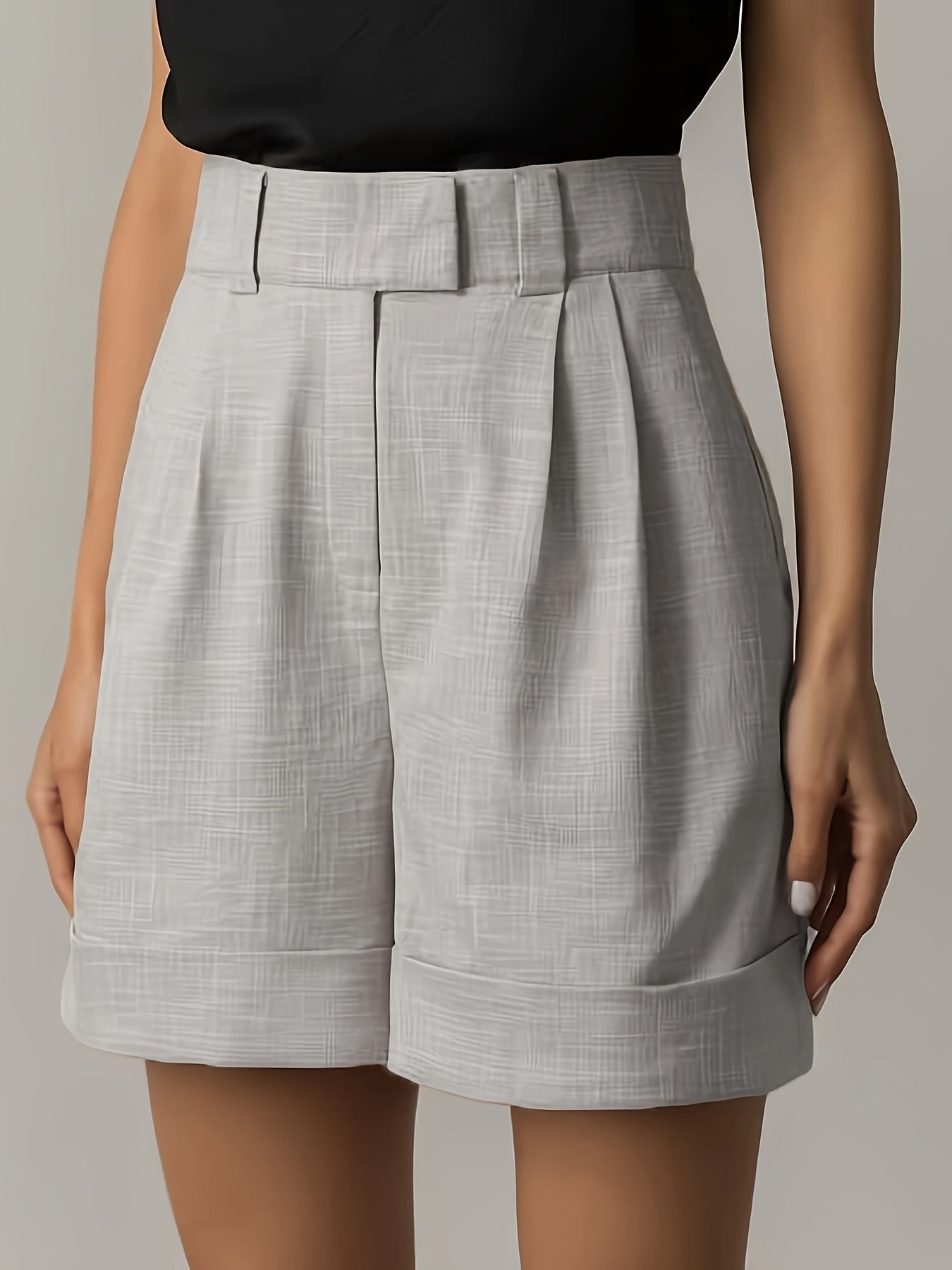 Short de tecido texturizado e pregas, com dobra na barra