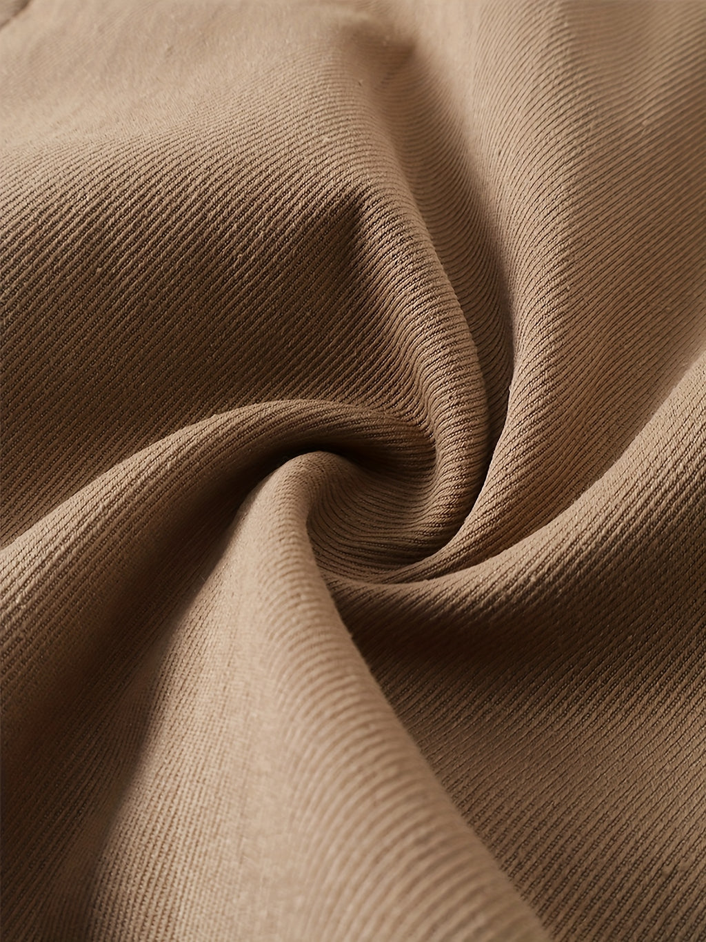 Shorts saia com detalhe irregular e grandes bolsos nas laterais