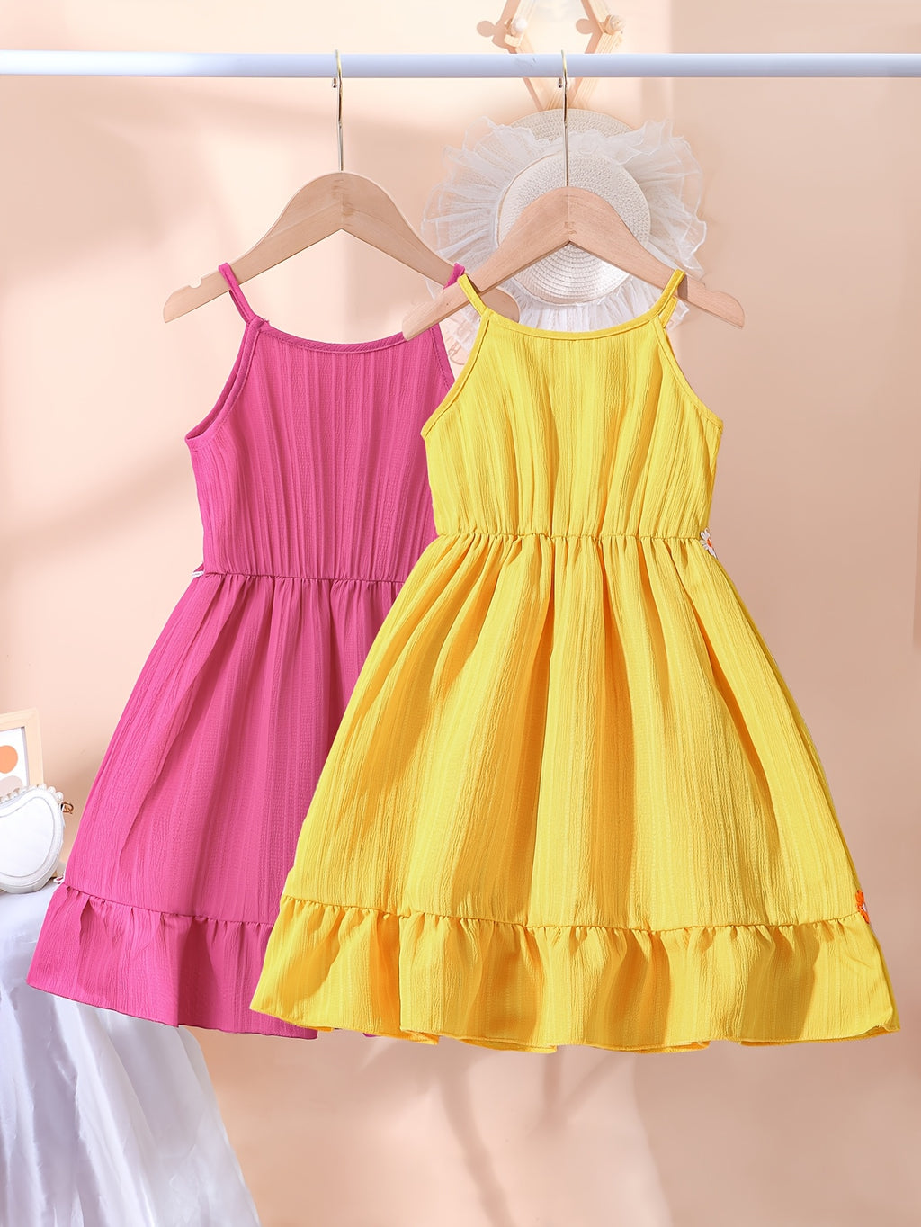 Vestidos de alcinha com detalhes em corações e flores para meninas