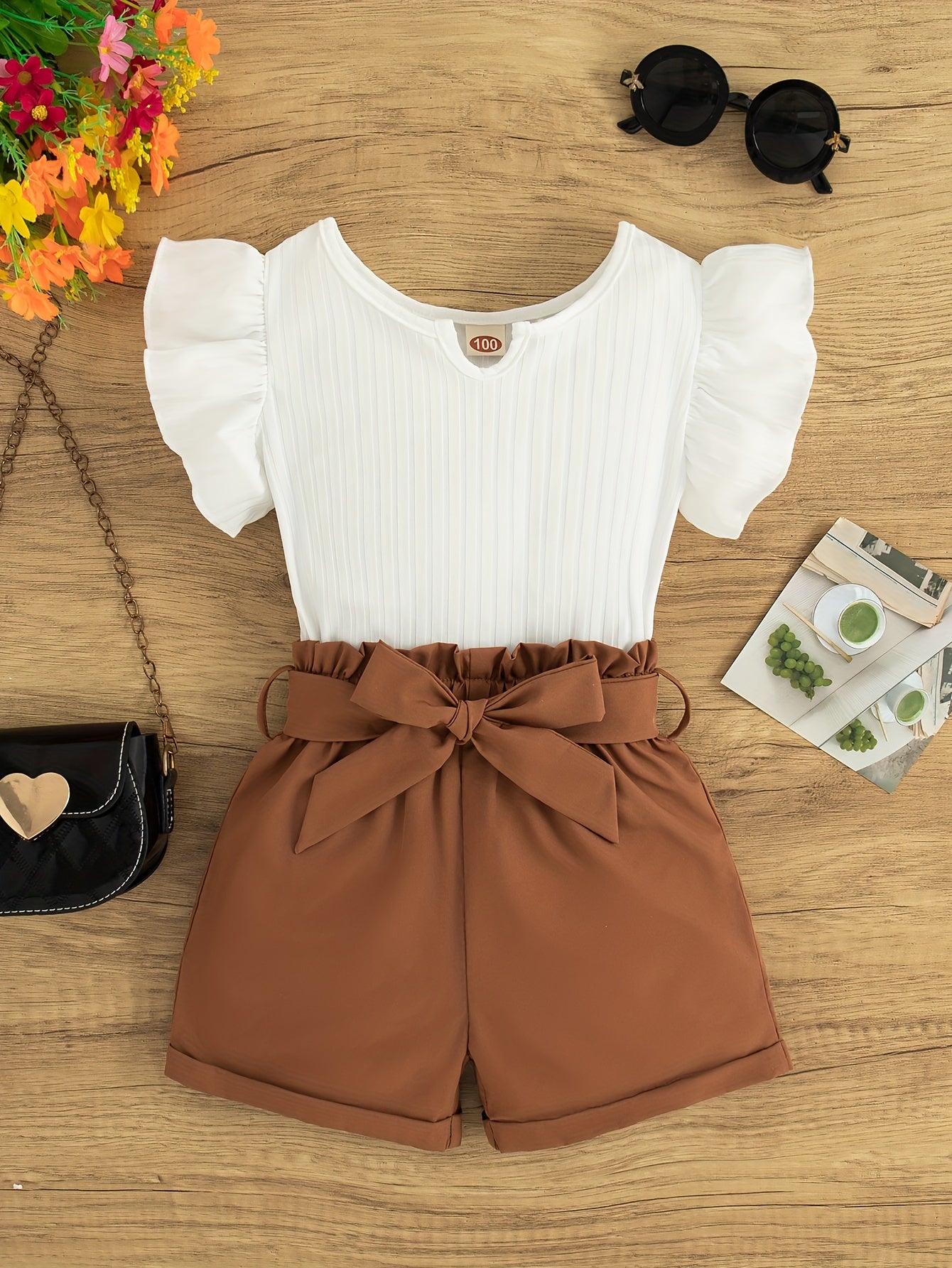 Conjunto de blusa e shorts de babado e cinto para meninas