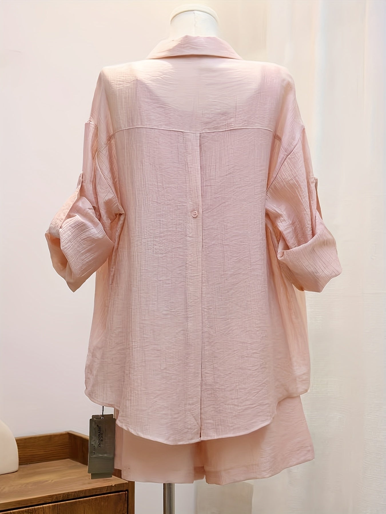 Conjunto de 3 peças, sendo cropped, camisa e shorts