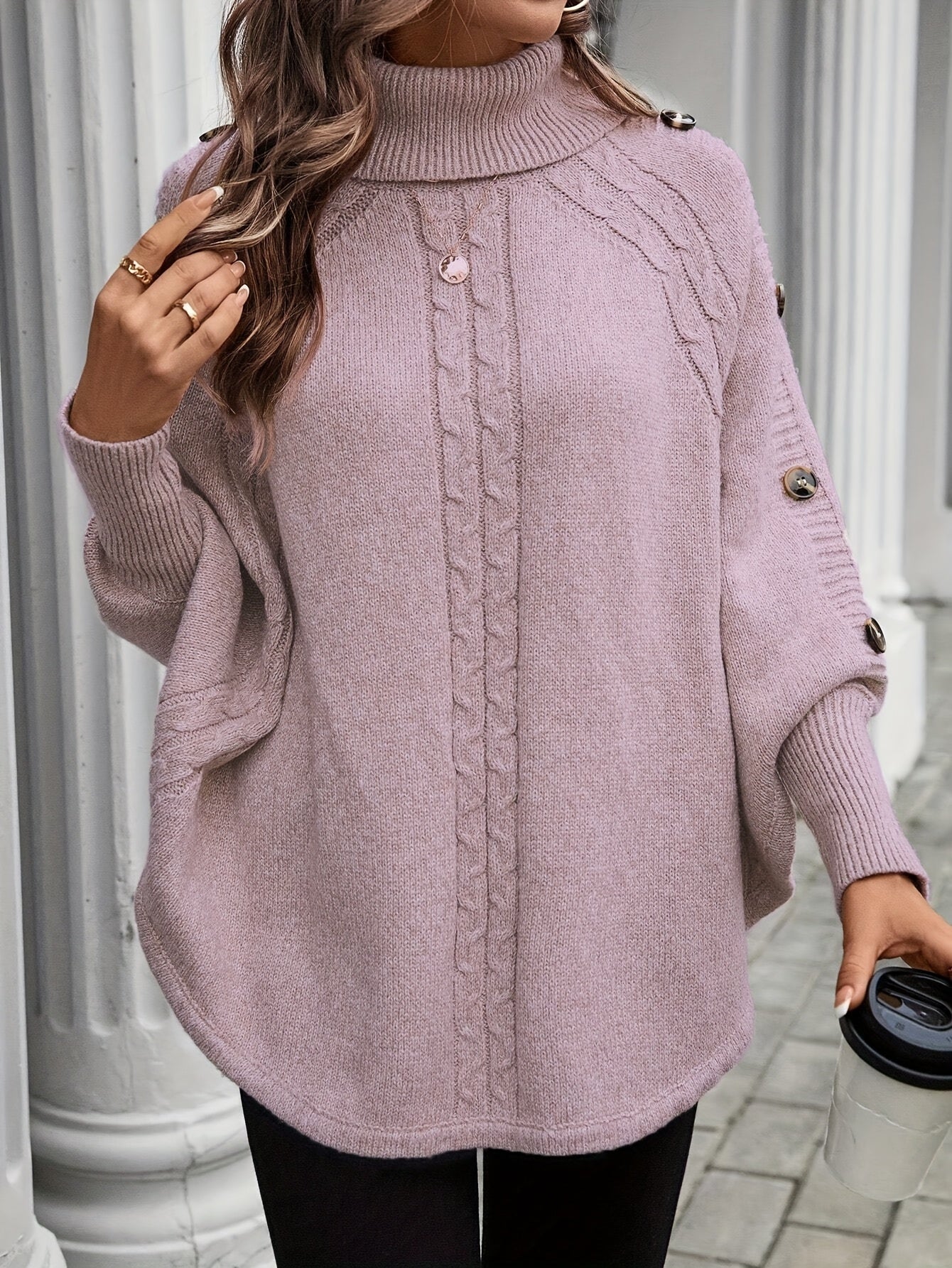 Suéter de gola rolê e mangas morcego com botões