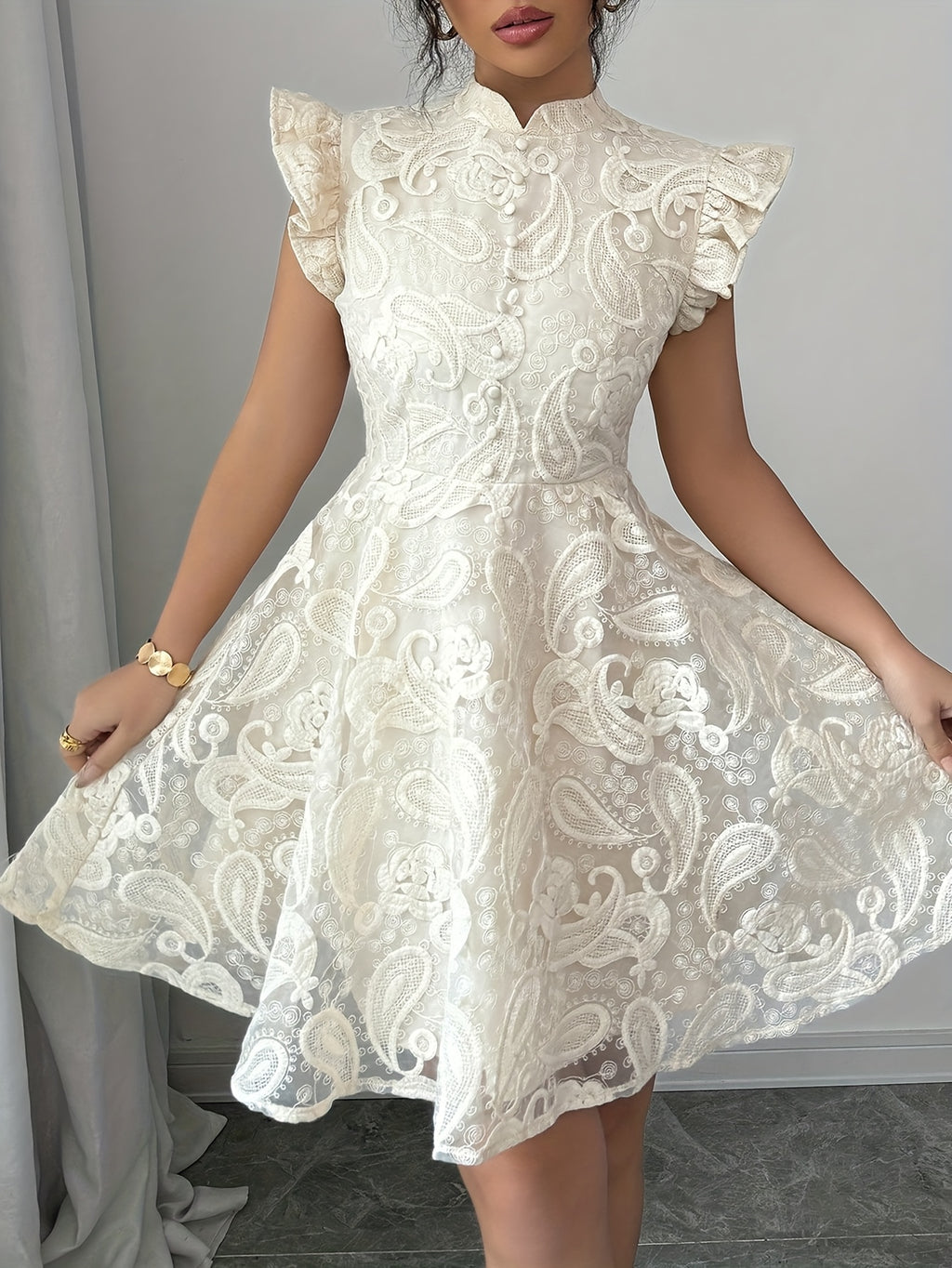 Vestido de renda curta, com gola alta