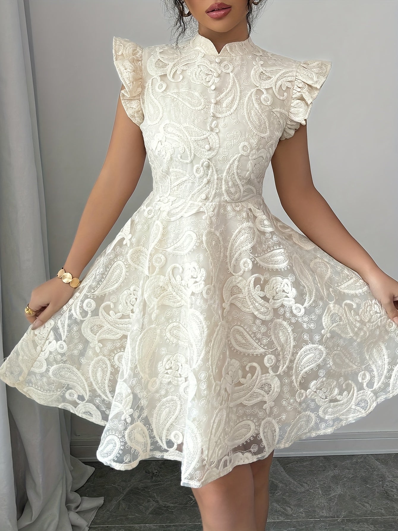 Vestido de renda curta, com gola alta