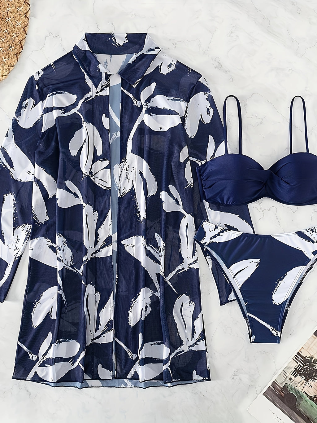 Conjunto de biquini com bojo e saída de praia em manga longa com estampa de folhagens