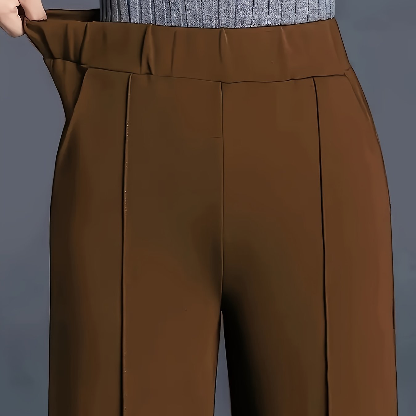 Calça com cintura alta e elástica, modelagem reta e com bolsos