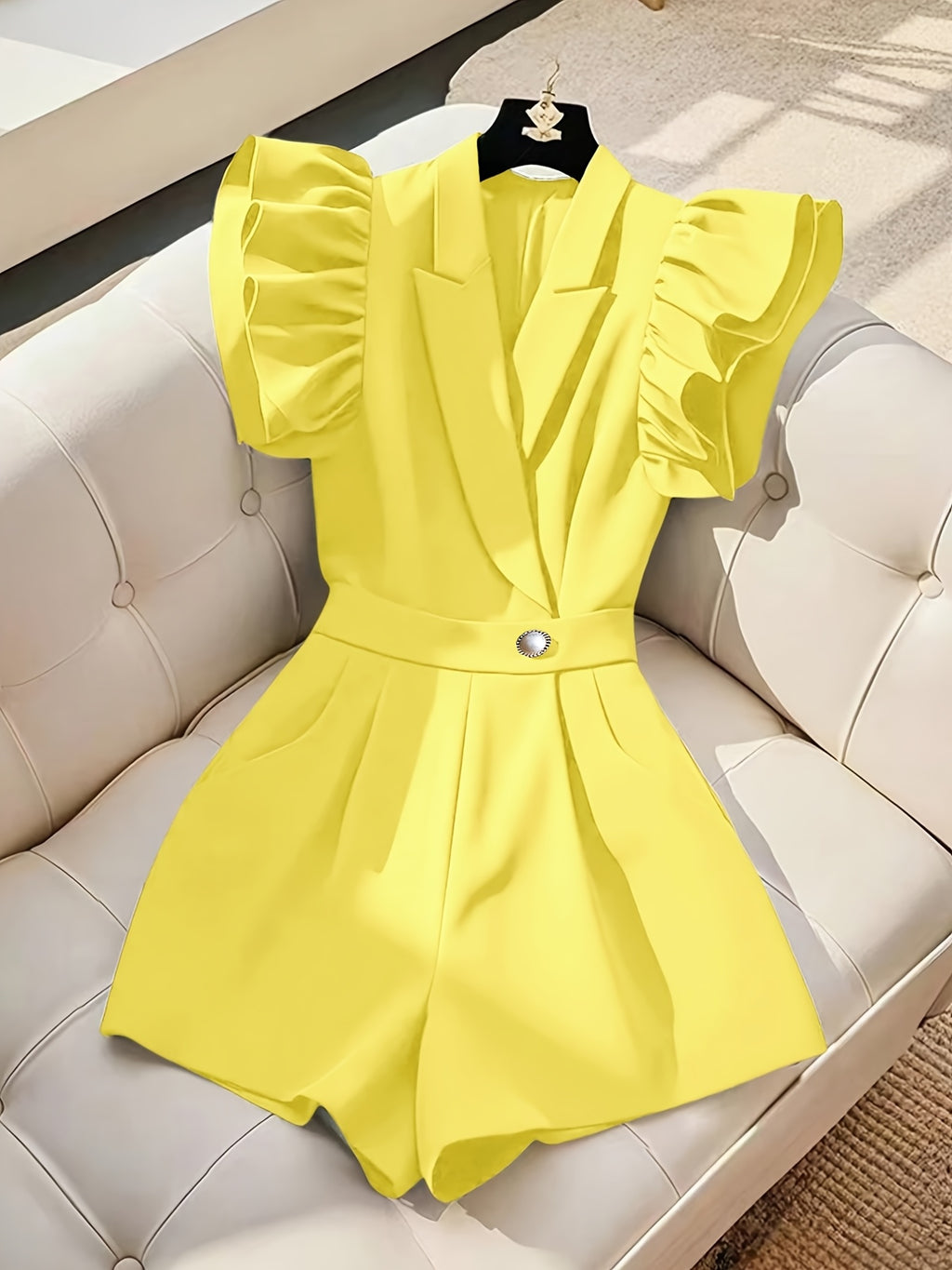 Macaquinho de alfaiataria com mangas franzidas