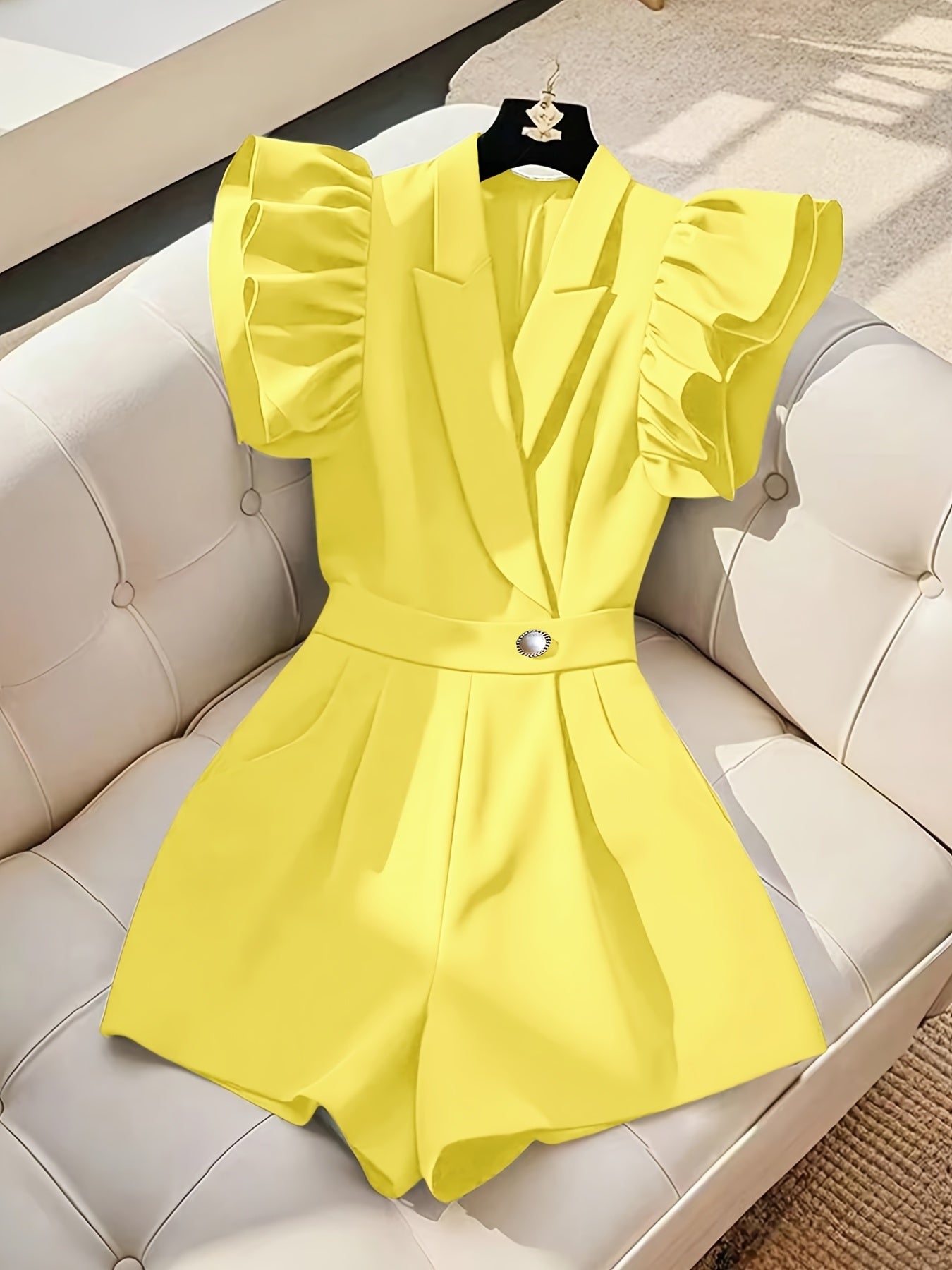 Macaquinho de alfaiataria com mangas franzidas