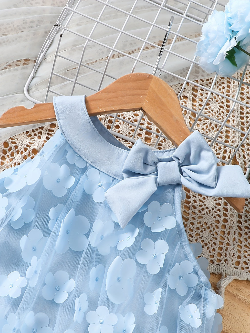 Vestido infantil floral com tule e laço