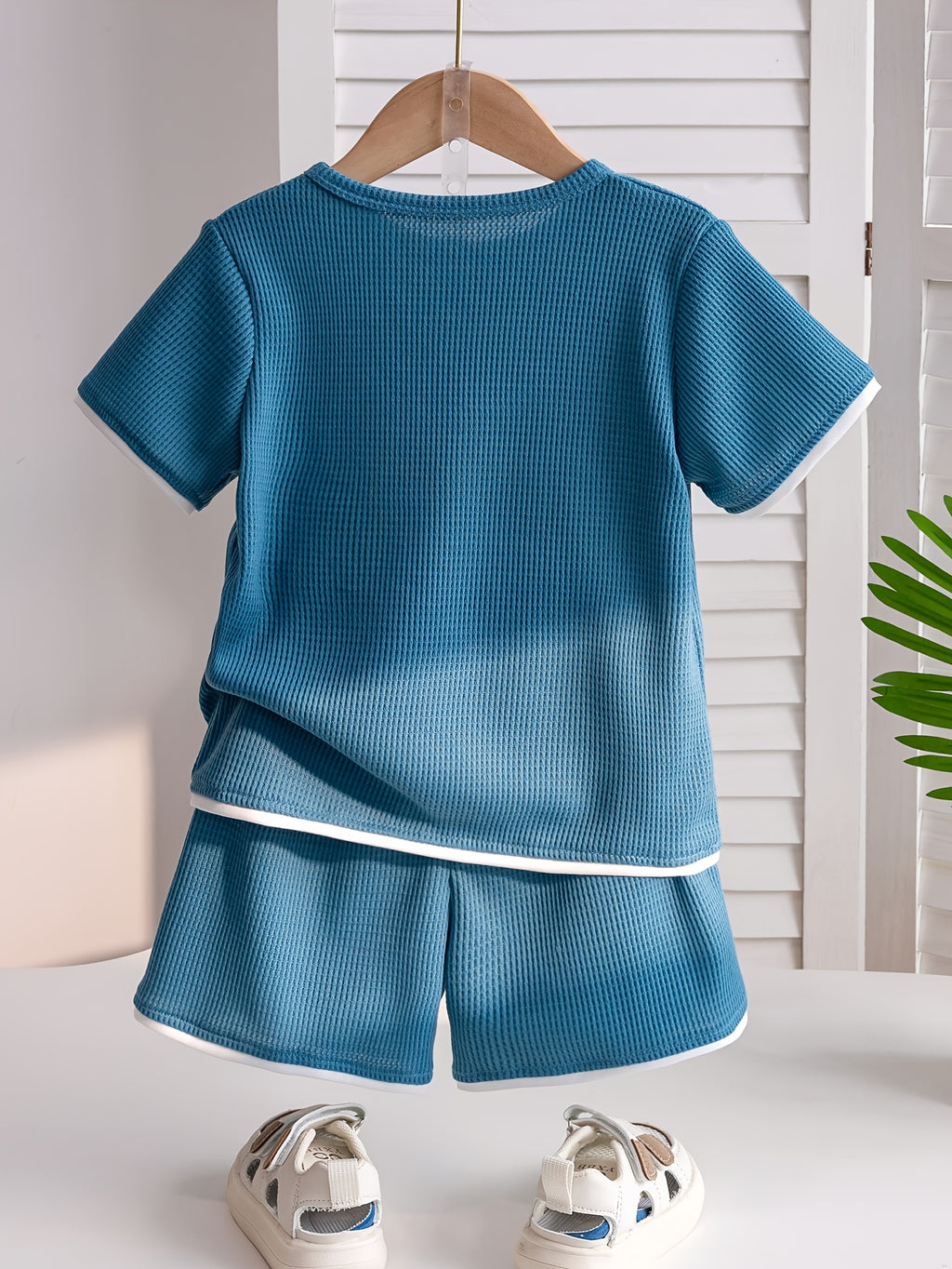 Conjunto de camiseta e shorts para meninos sem estampa