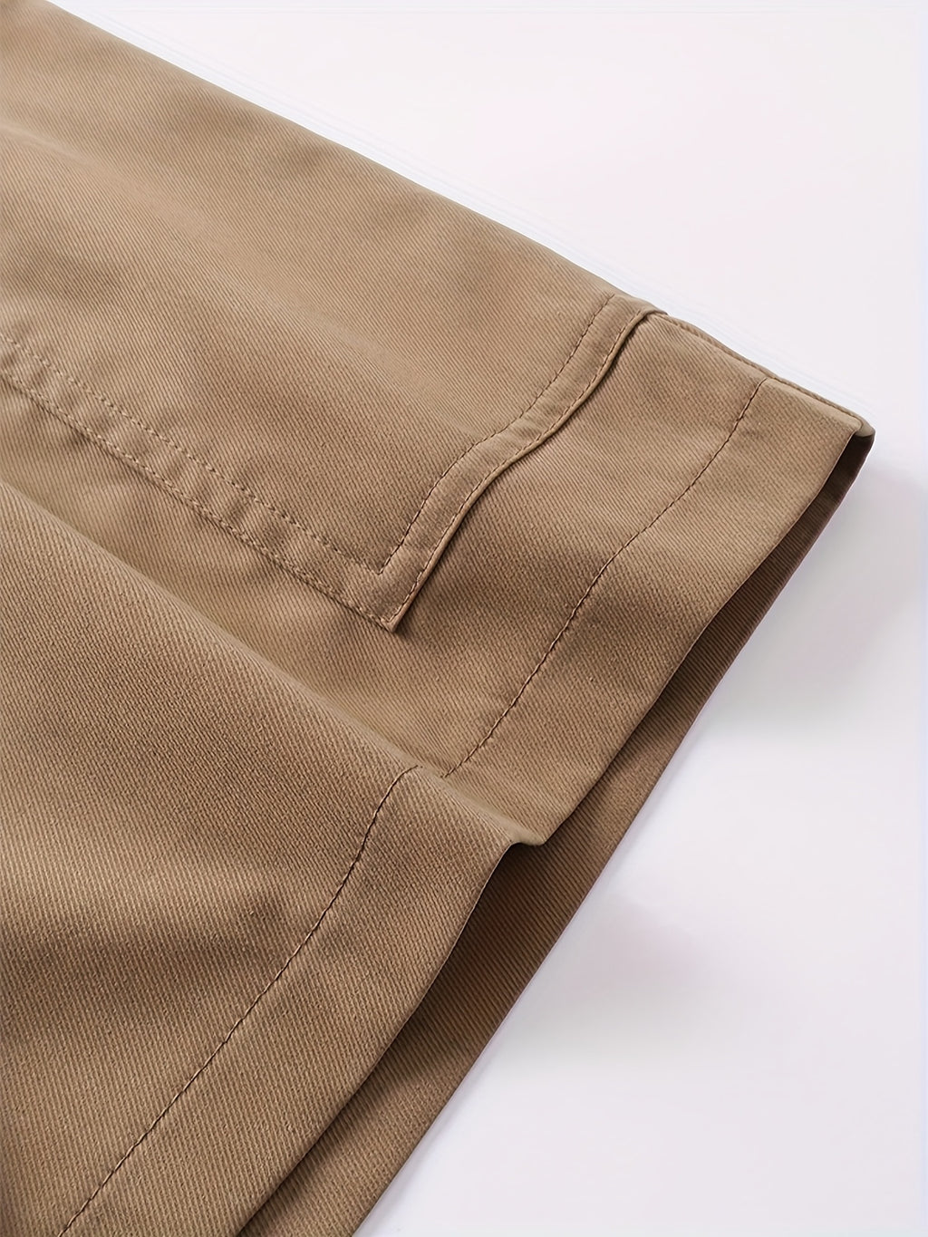 Shorts saia com detalhe irregular e grandes bolsos nas laterais