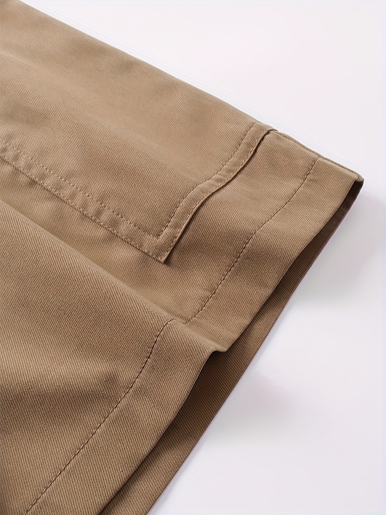 Shorts saia com detalhe irregular e grandes bolsos nas laterais