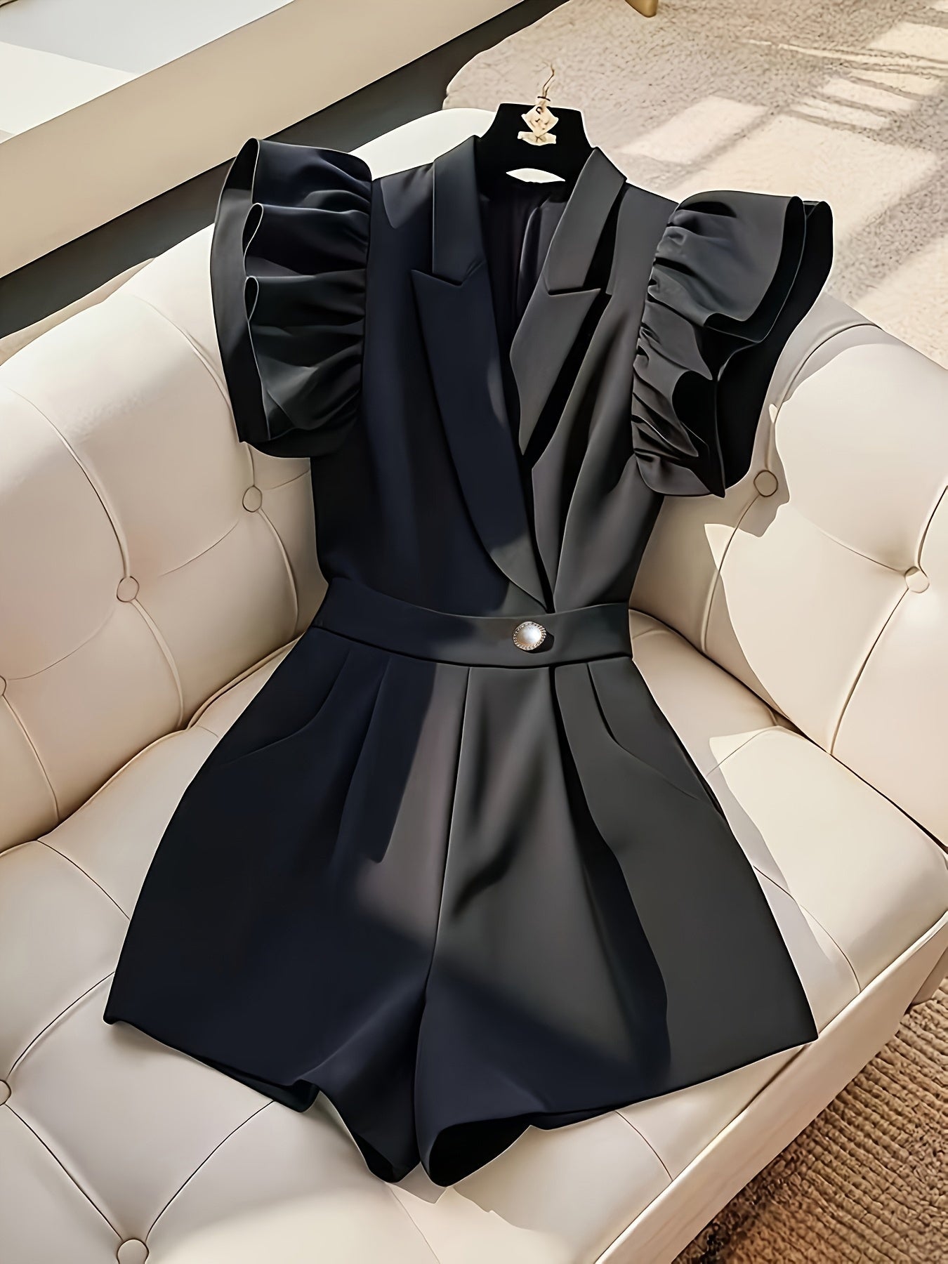 Macaquinho de alfaiataria com mangas franzidas