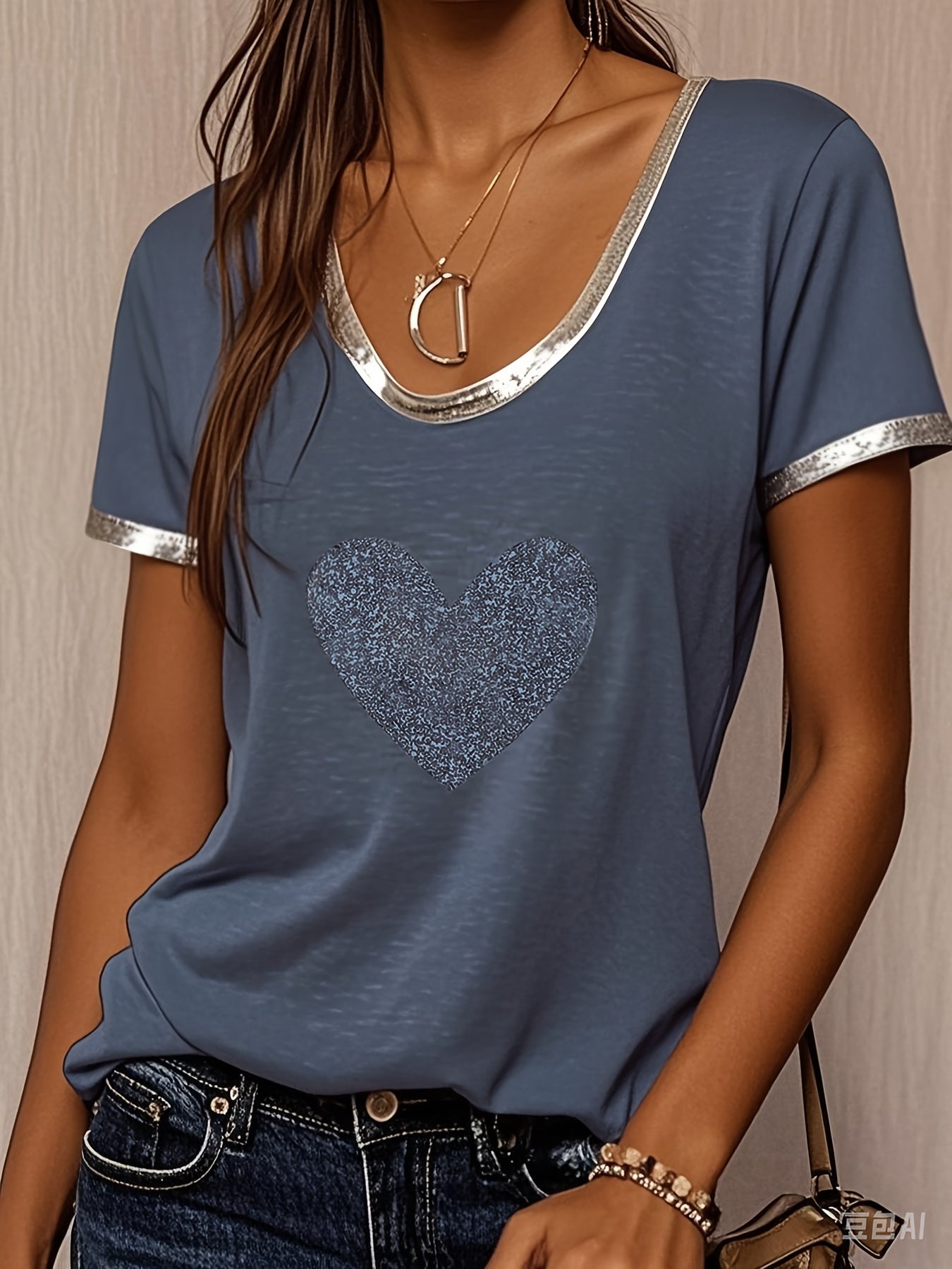 Camiseta de manga curta com coração e detalhes dourados