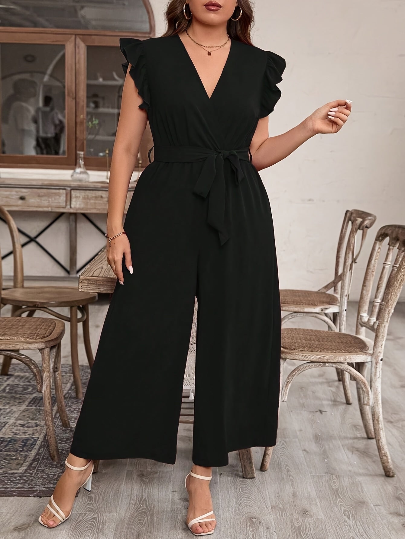 Macacão com decote em V e cinto de amarrar