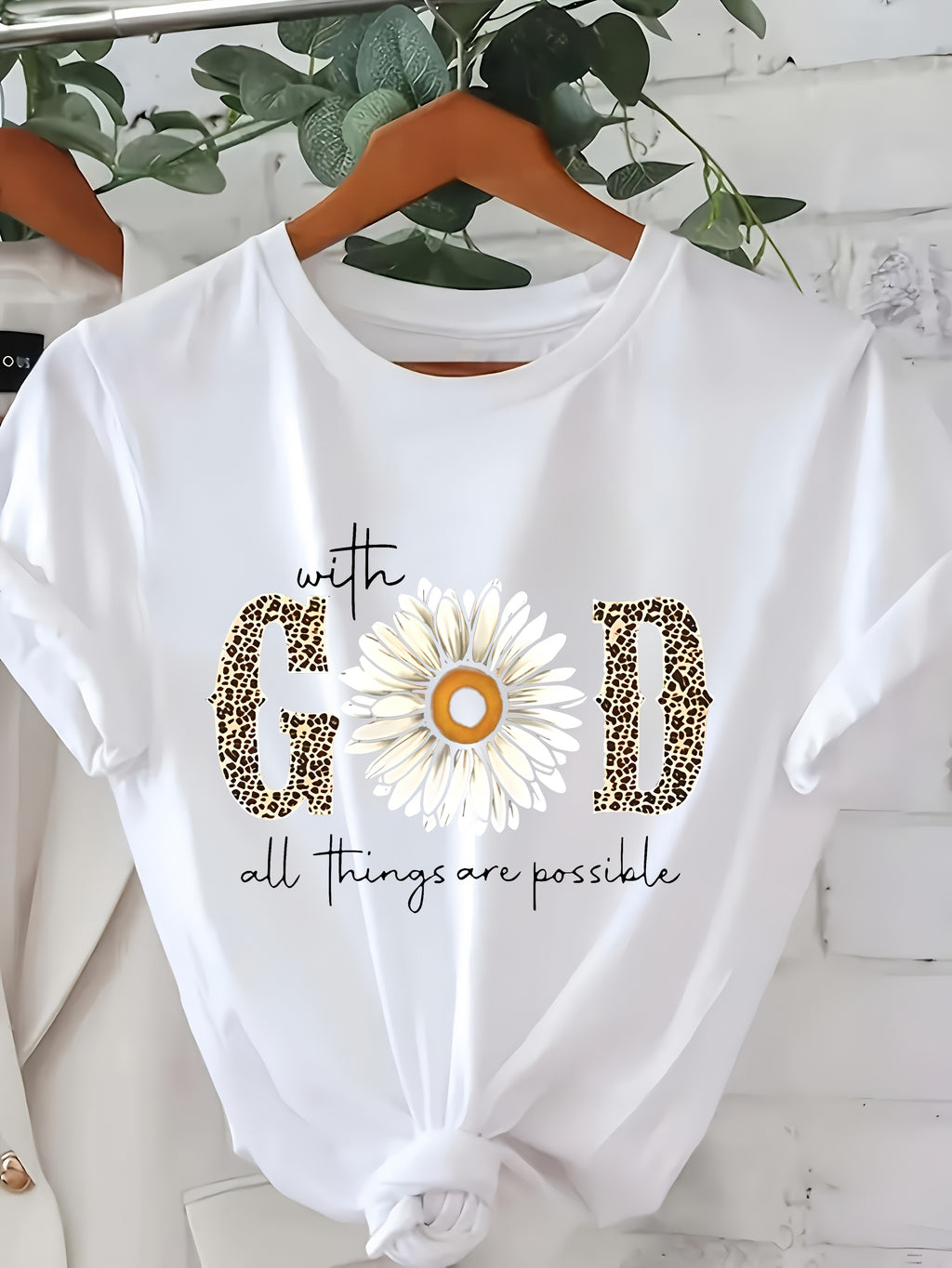 Camiseta estampada "com Deus tudo é possível"