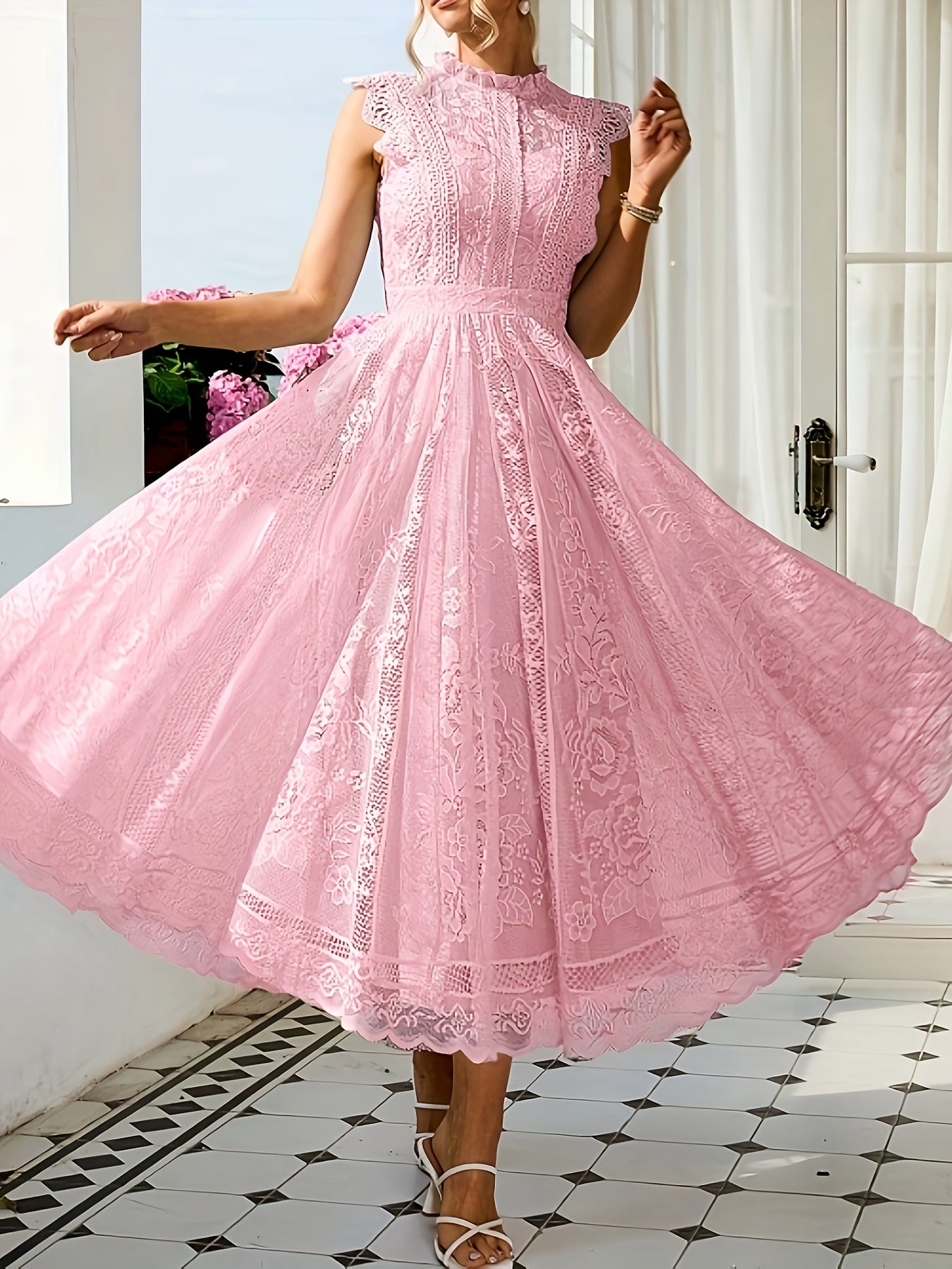 Vestido sem mangas e de renda, com padrão floral e gola alta