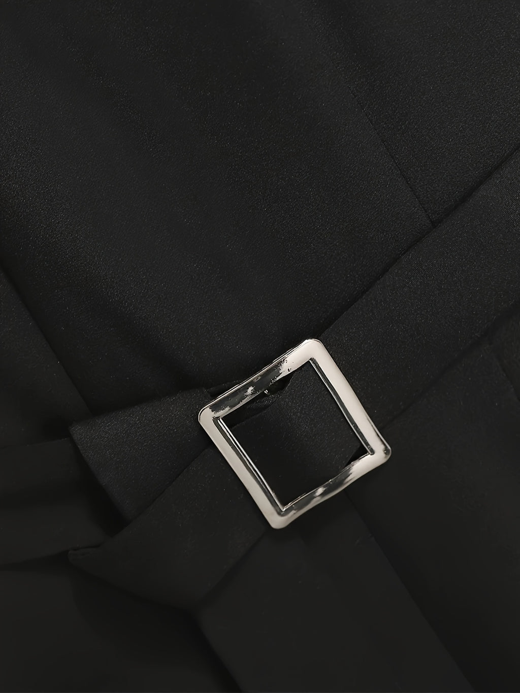 Macacão elegante de mangas com babados e cinto