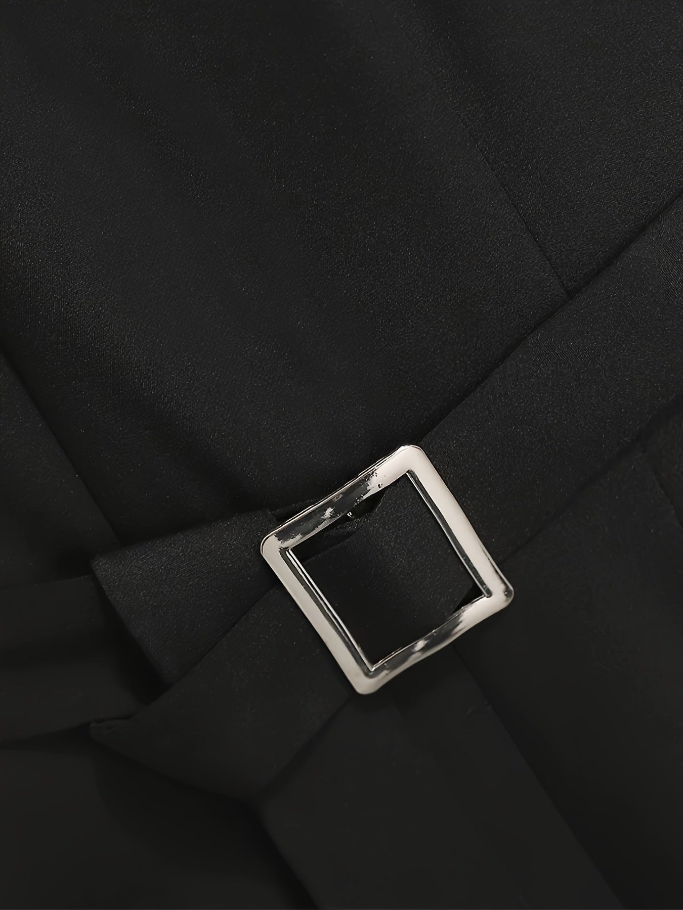 Macacão elegante de mangas com babados e cinto