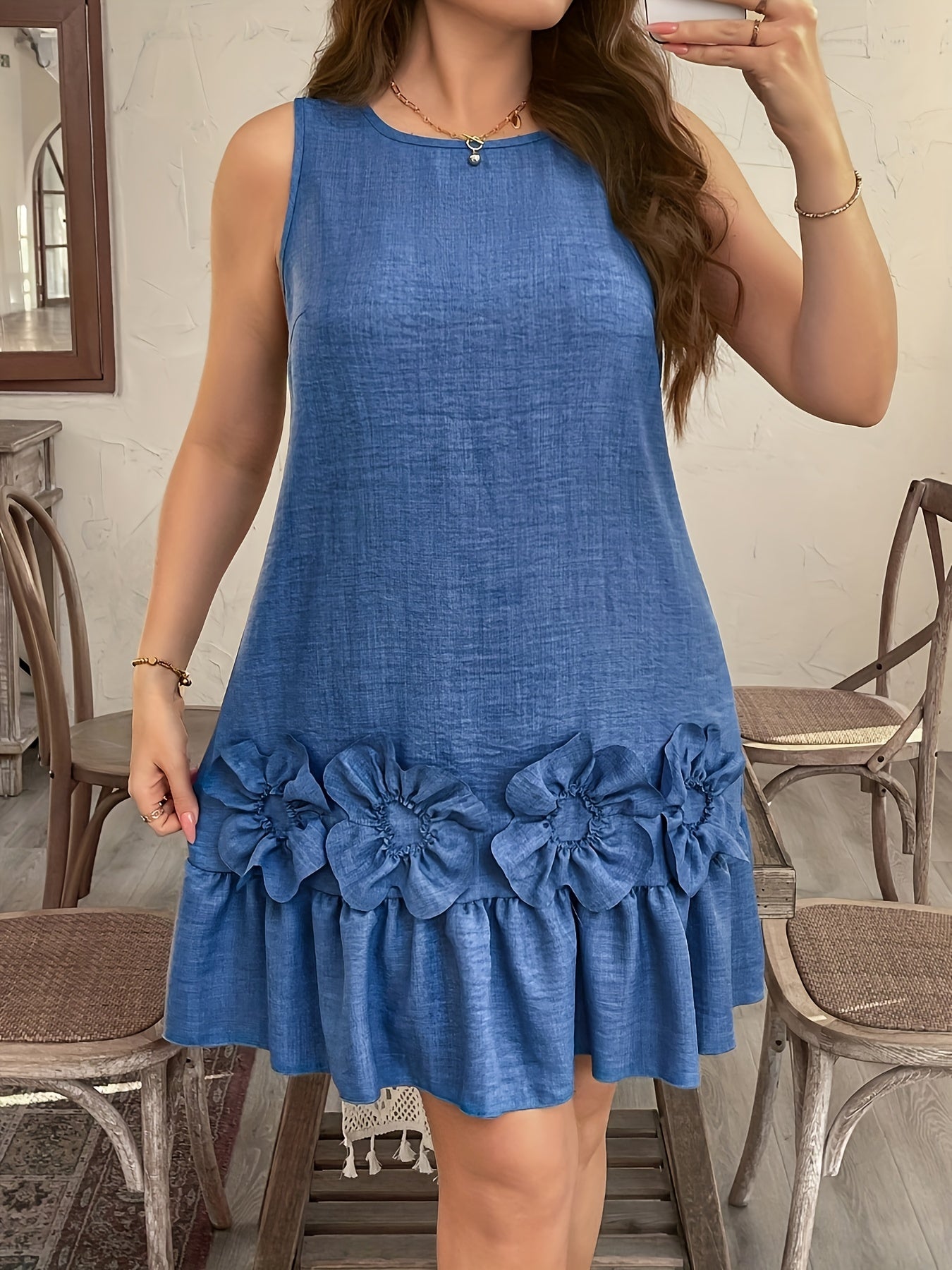 Vestido com manga regata e detalhe de babado florido