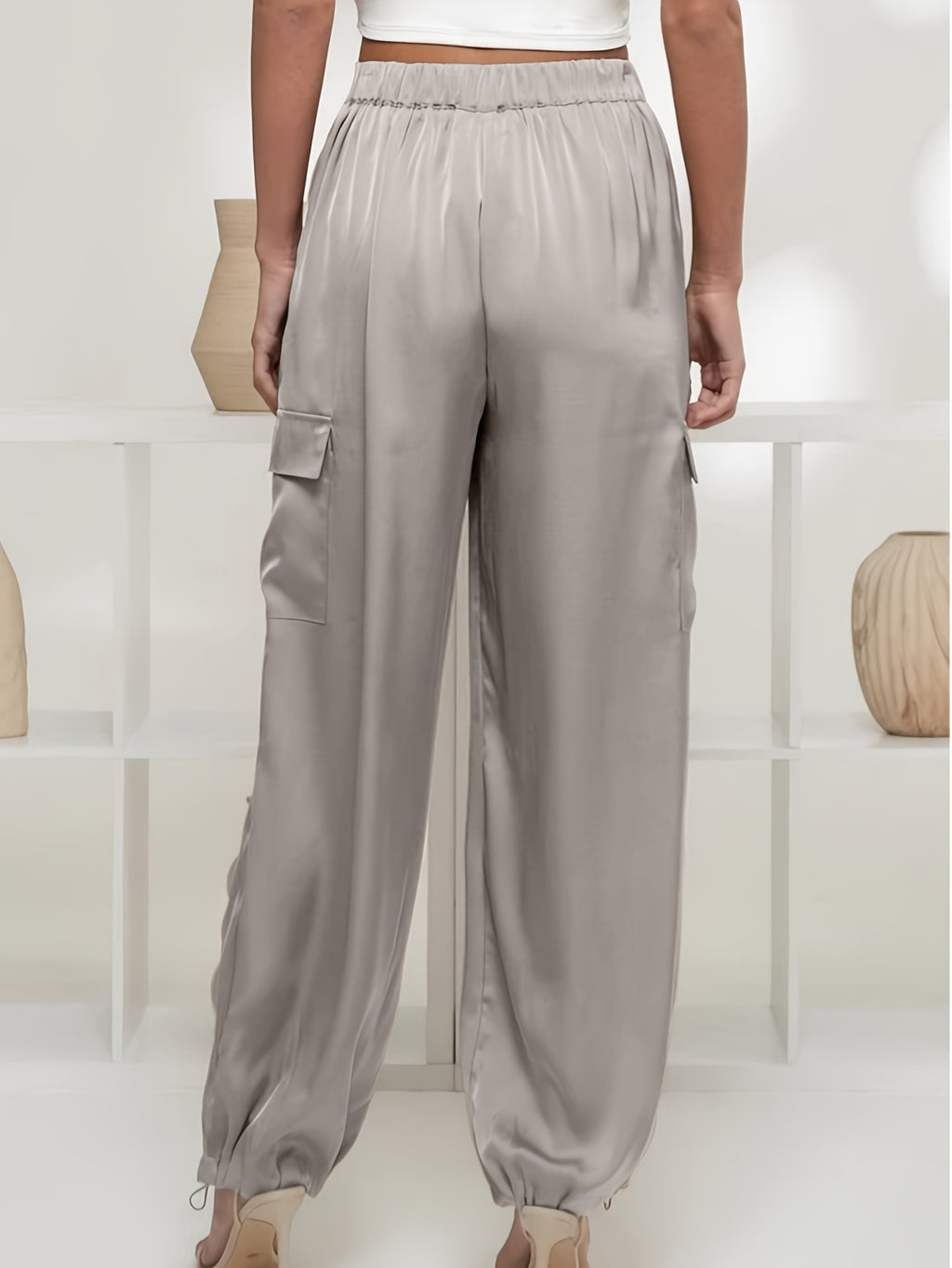 Calça cargo com tornozelos franzidos e bolsos nas laterais