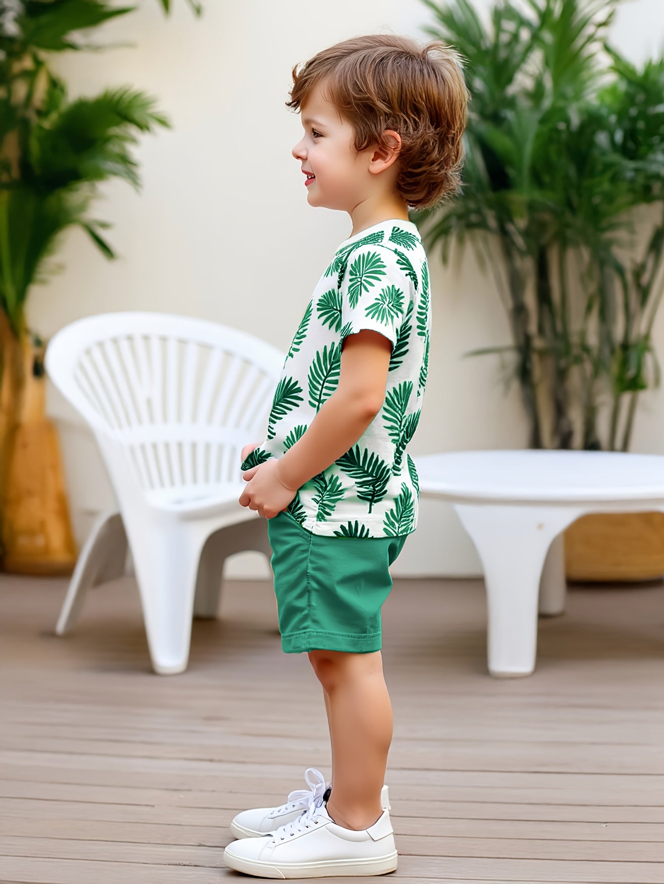 Conjunto de camiseta e short para meninos com folhagens