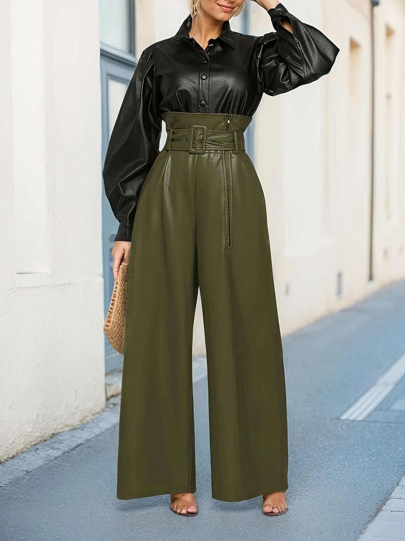 Calça de couro sintético, com cinto e detalhe de zíper