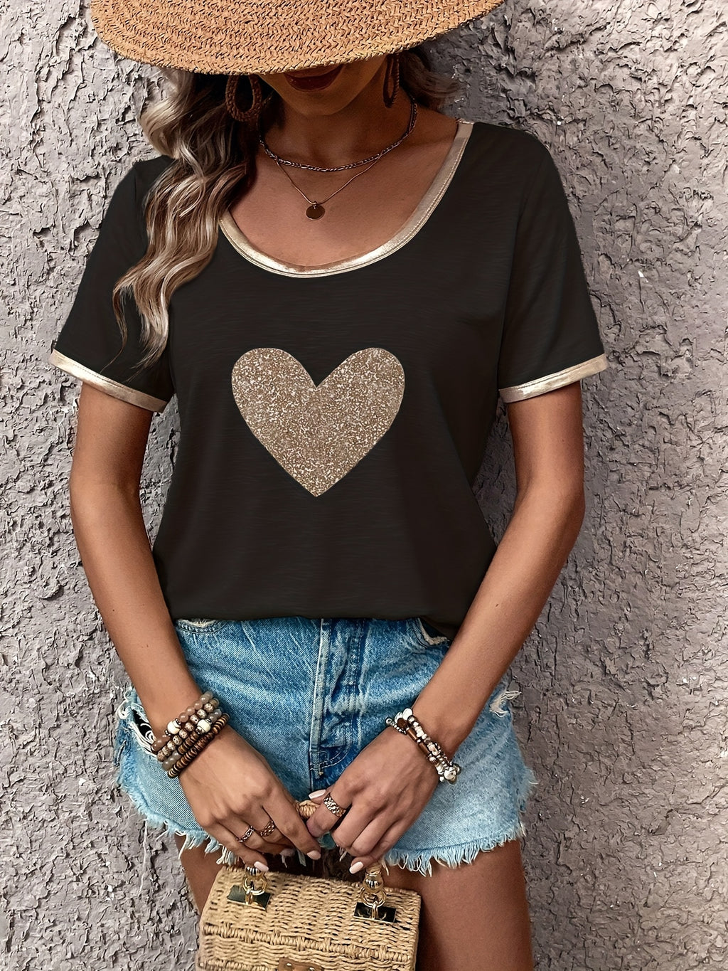 Camiseta de manga curta com coração e detalhes dourados