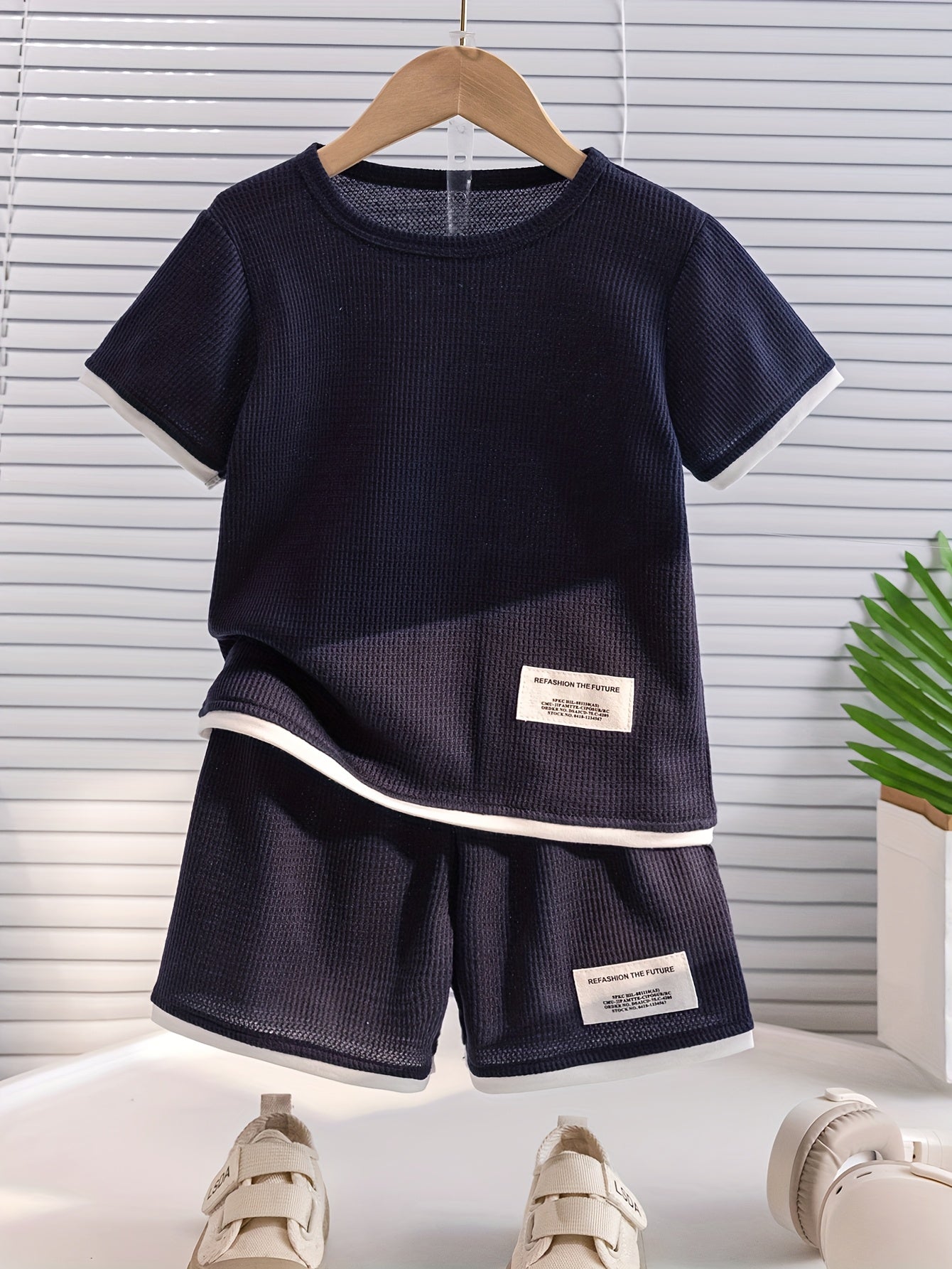 Conjunto de camiseta e shorts para meninos sem estampa