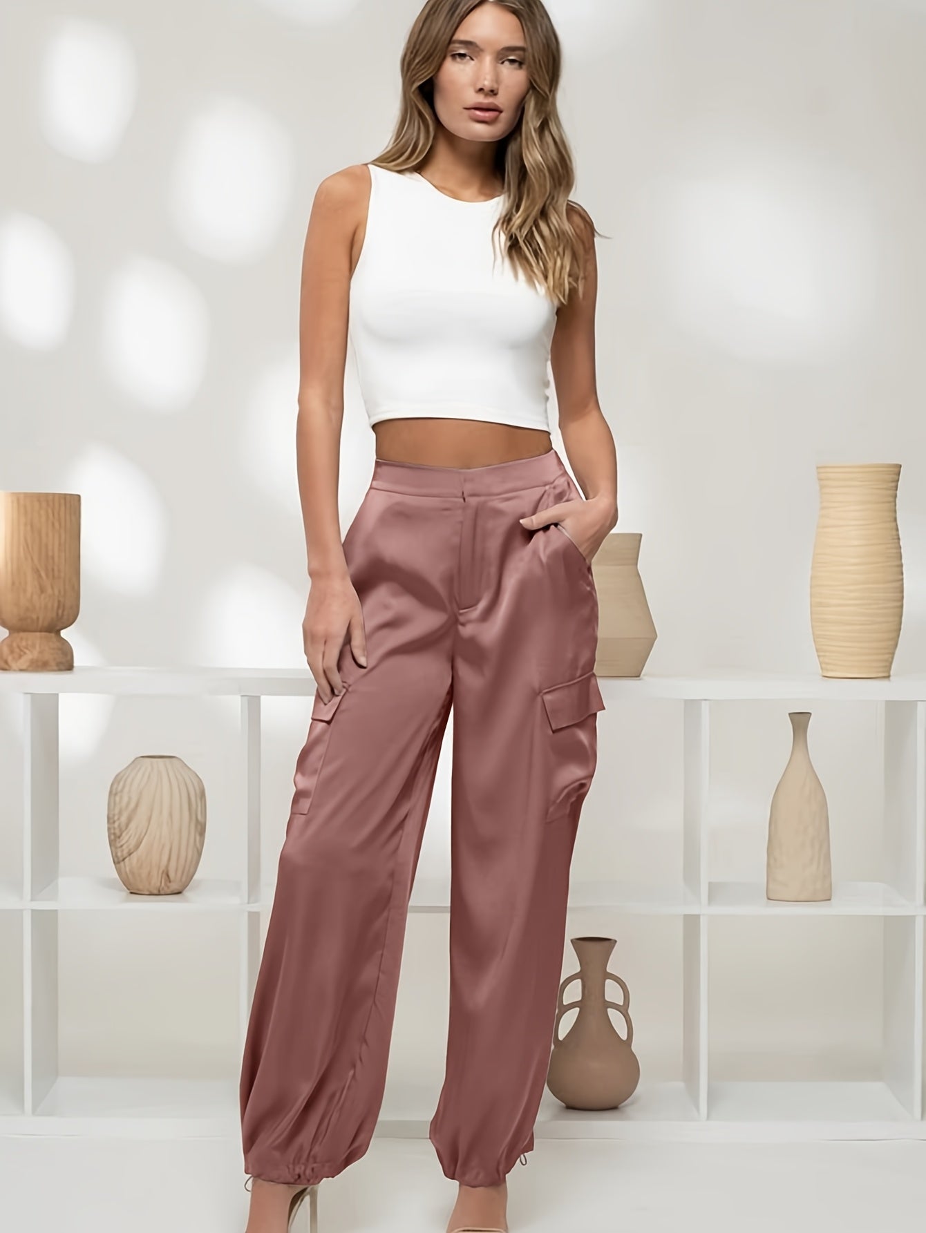 Calça cargo com tornozelos franzidos e bolsos nas laterais