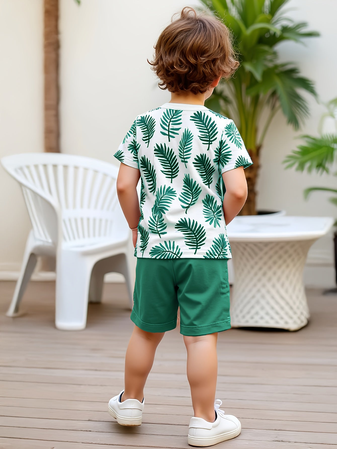 Conjunto de camiseta e short para meninos com folhagens