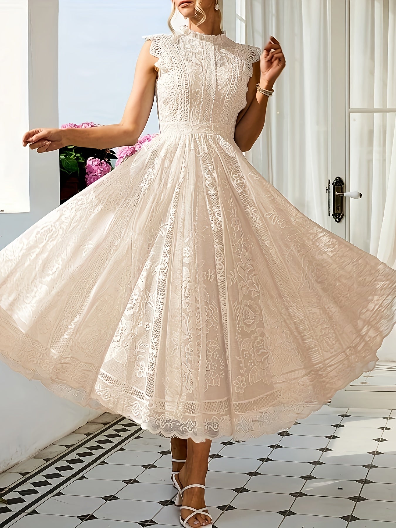 Vestido sem mangas e de renda, com padrão floral e gola alta