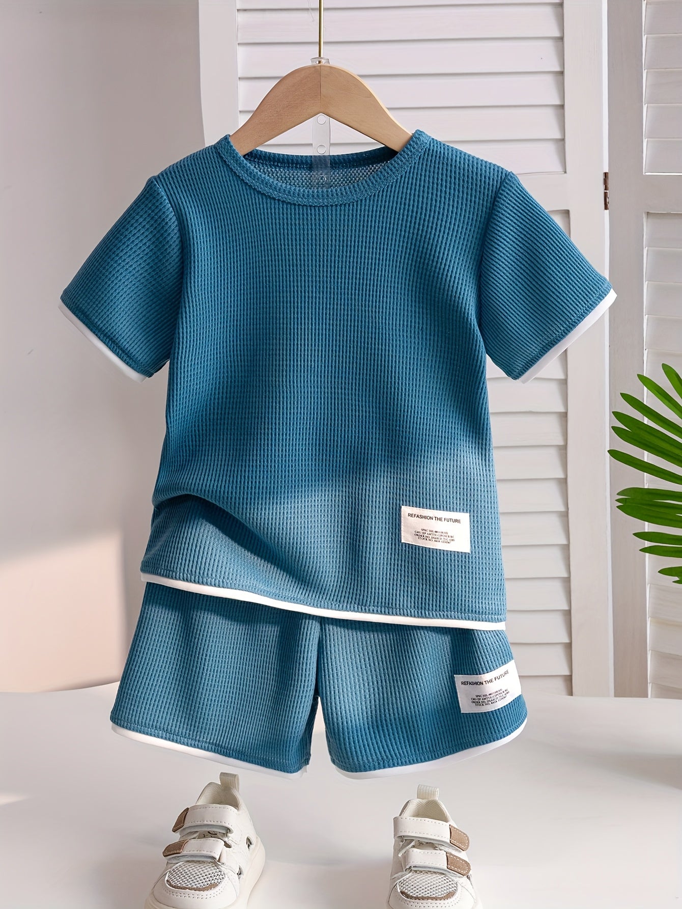Conjunto de camiseta e shorts para meninos sem estampa