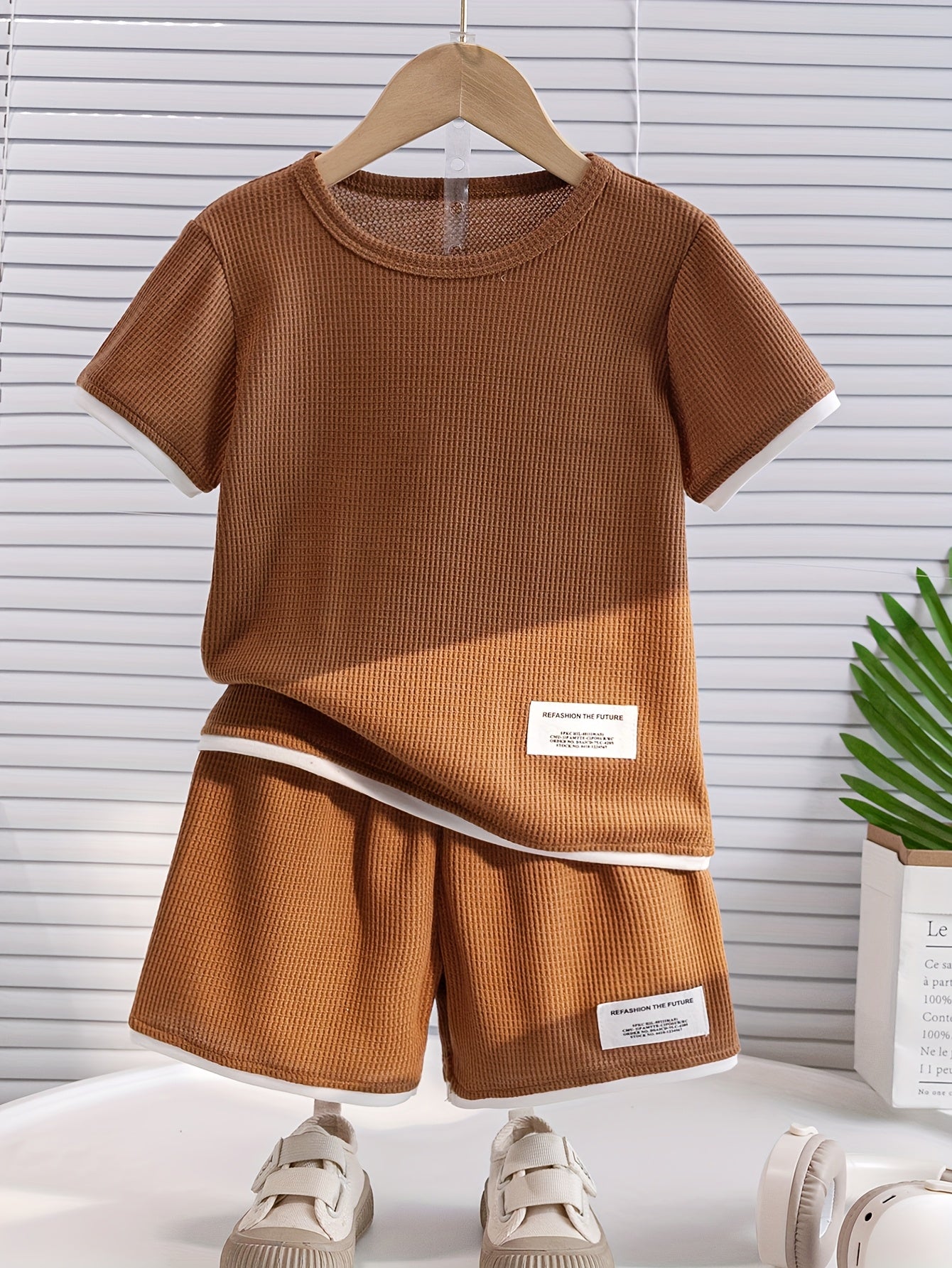 Conjunto de camiseta e shorts para meninos sem estampa