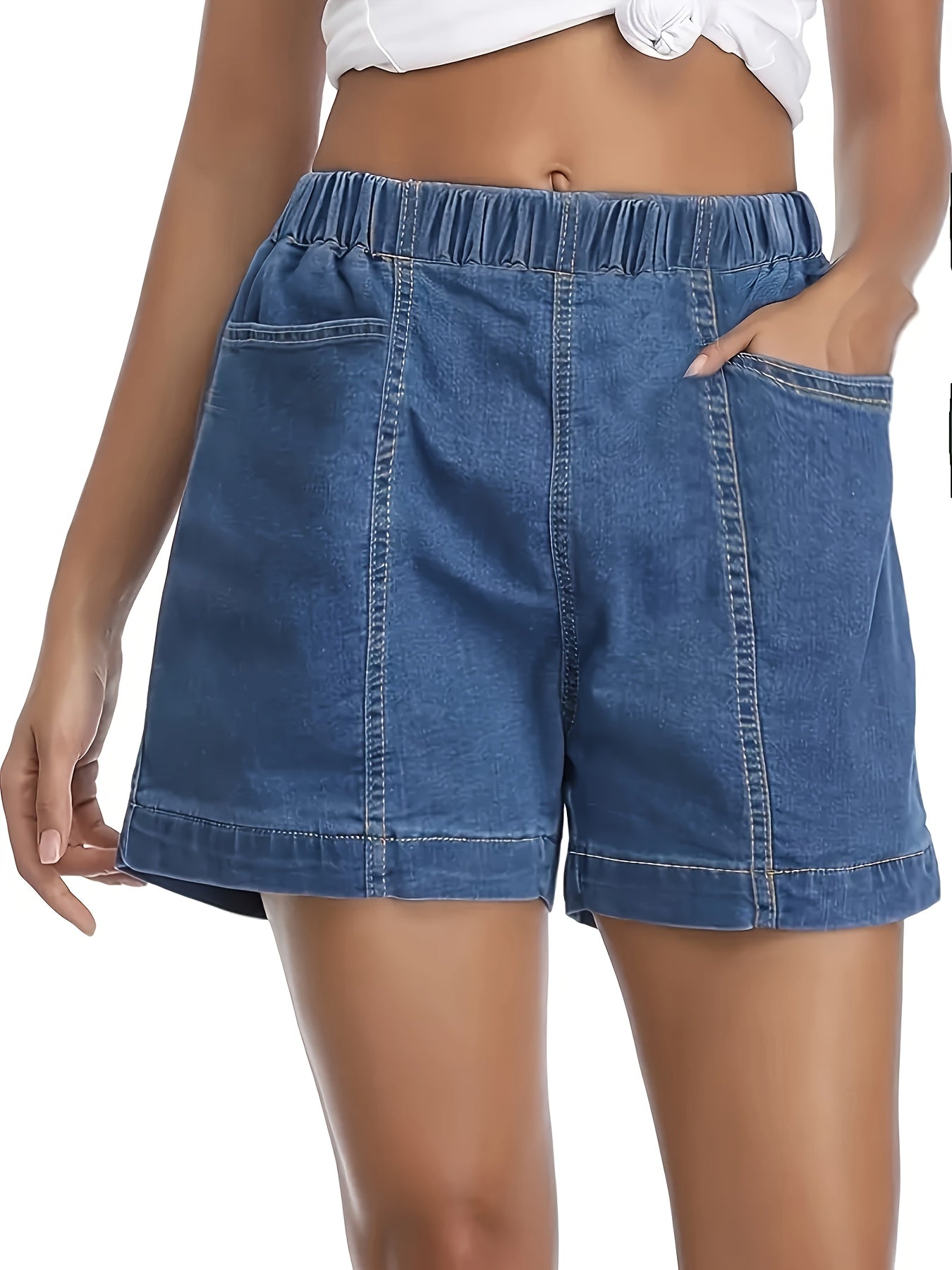 Shorts jeans com cintura franzida e detalhes em costura aparente