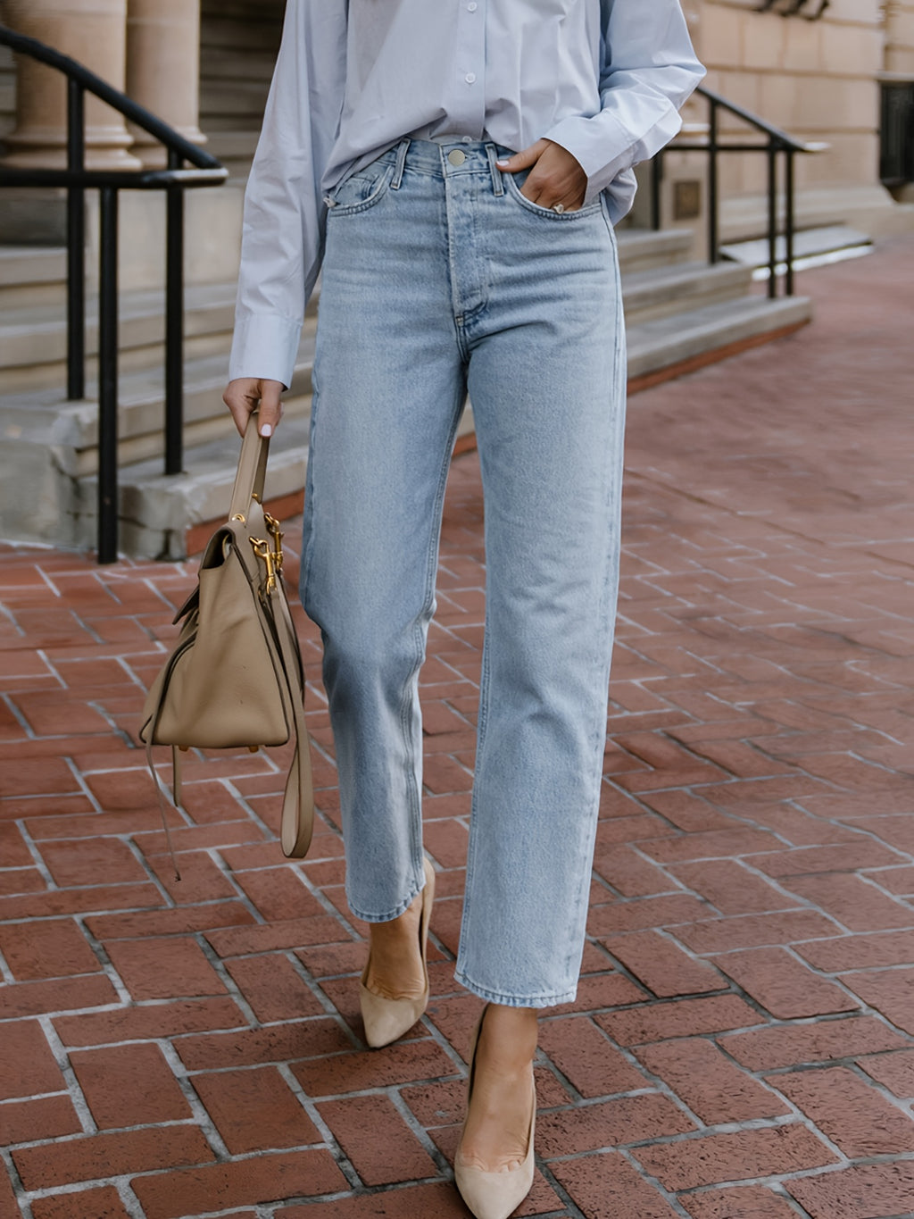 Calça jeans curta, de lavagem clara e corte reto