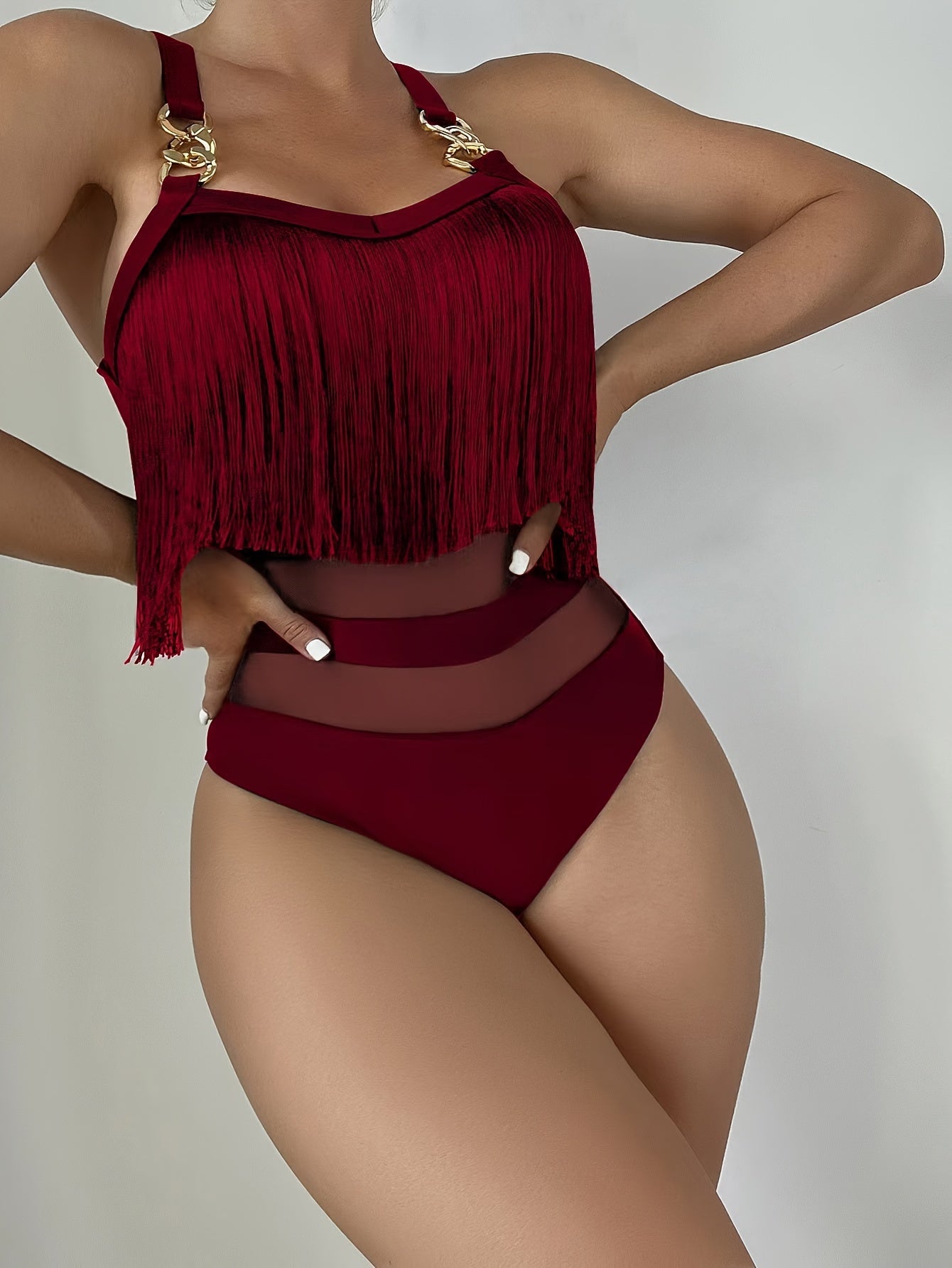 Maiô com detalhes de corrente nas alças, franjas e transparência