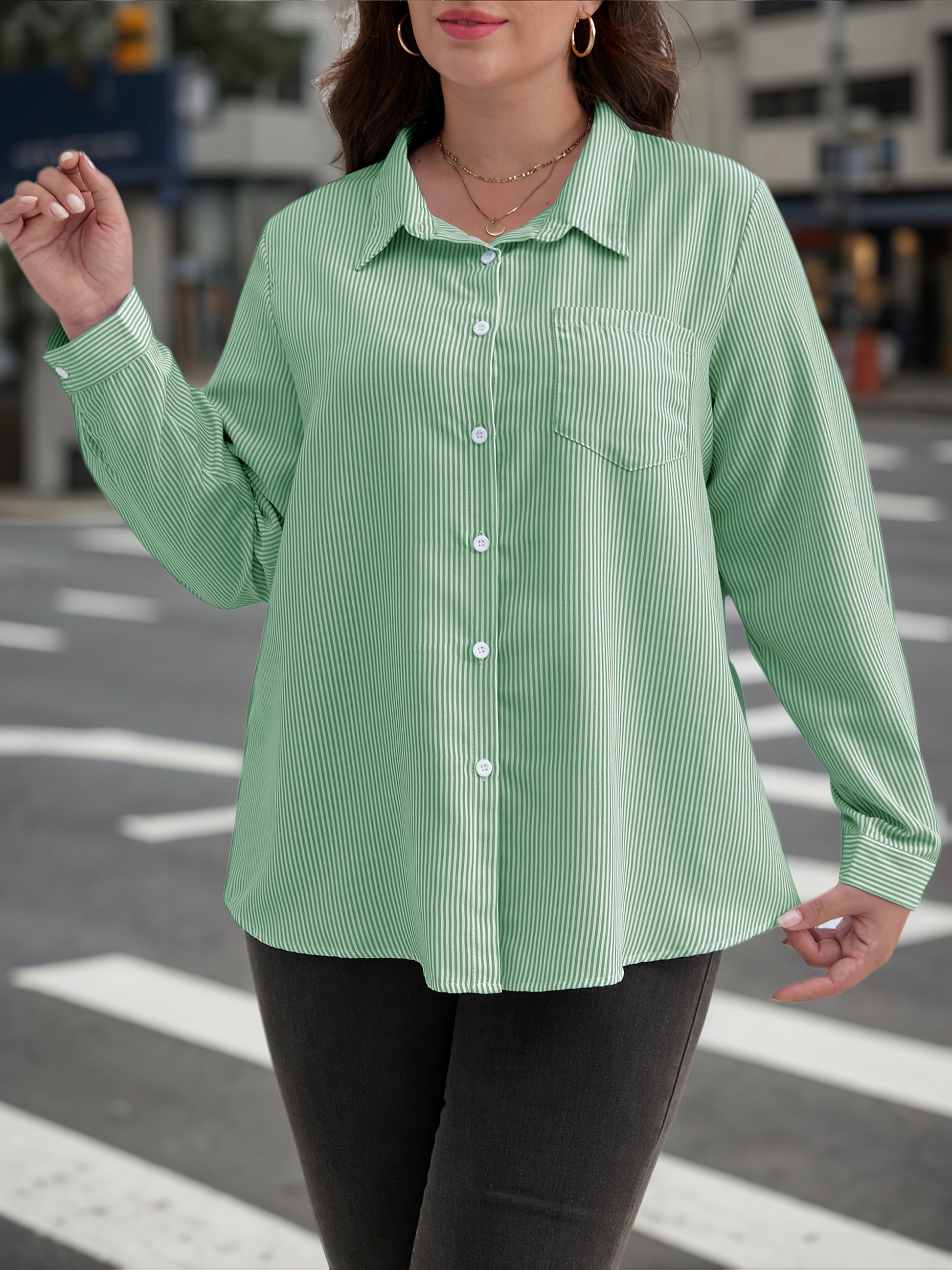 Camisa listrada de mangas compridas e bolso no peito