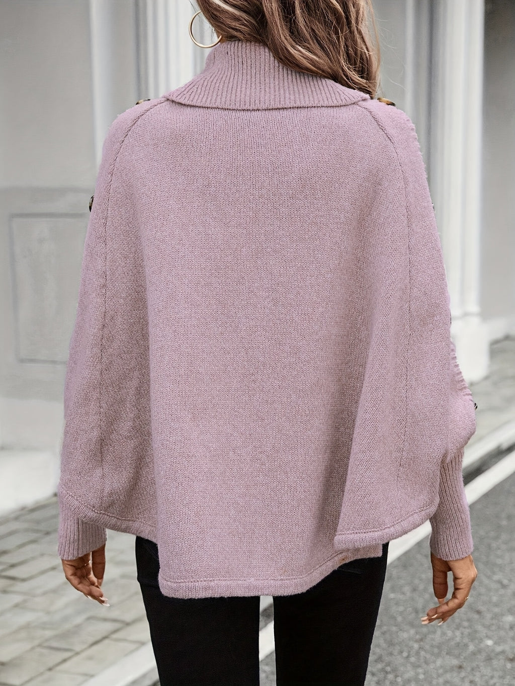 Suéter de gola rolê e mangas morcego com botões