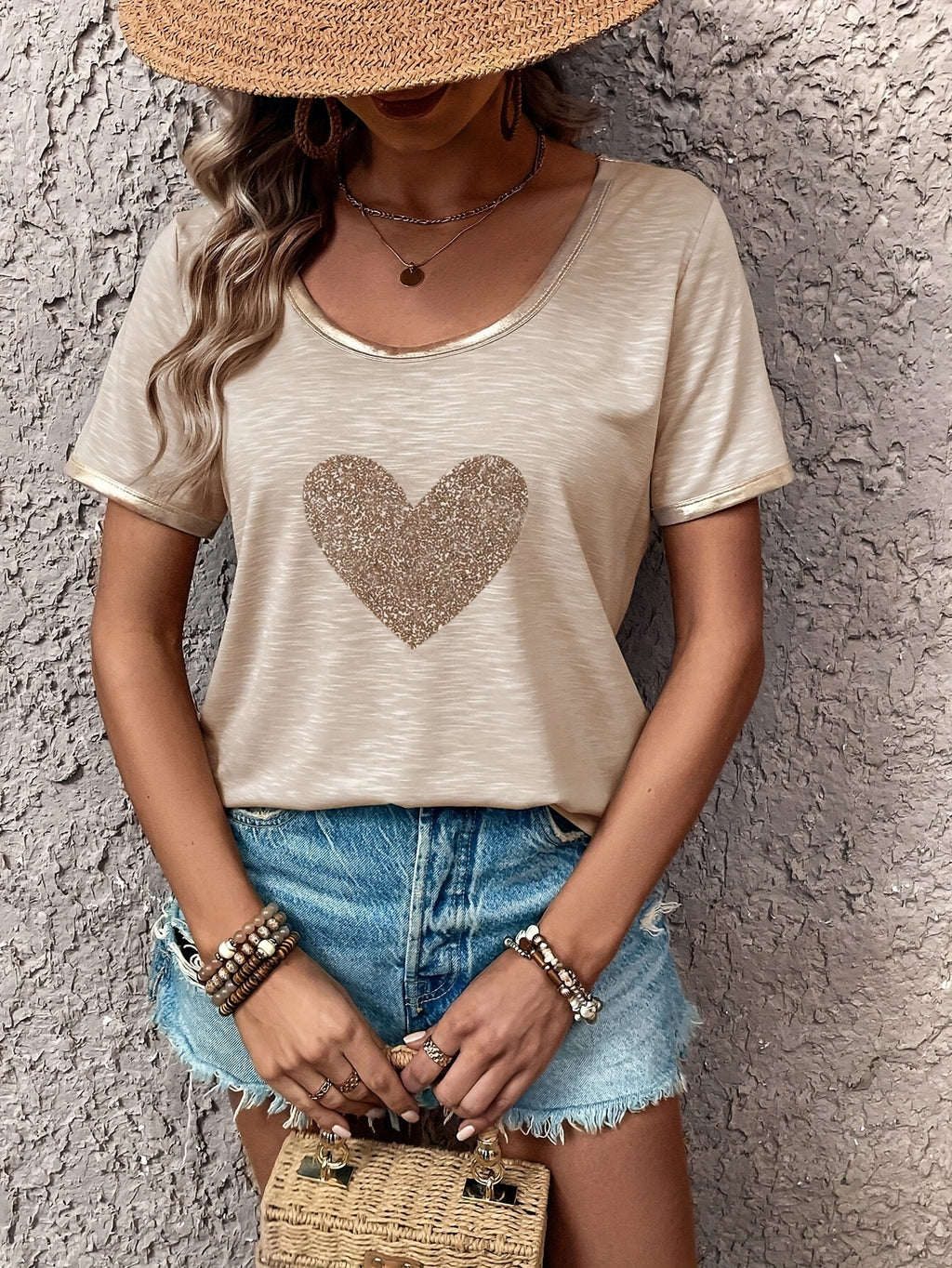 Camiseta de manga curta com coração e detalhes dourados