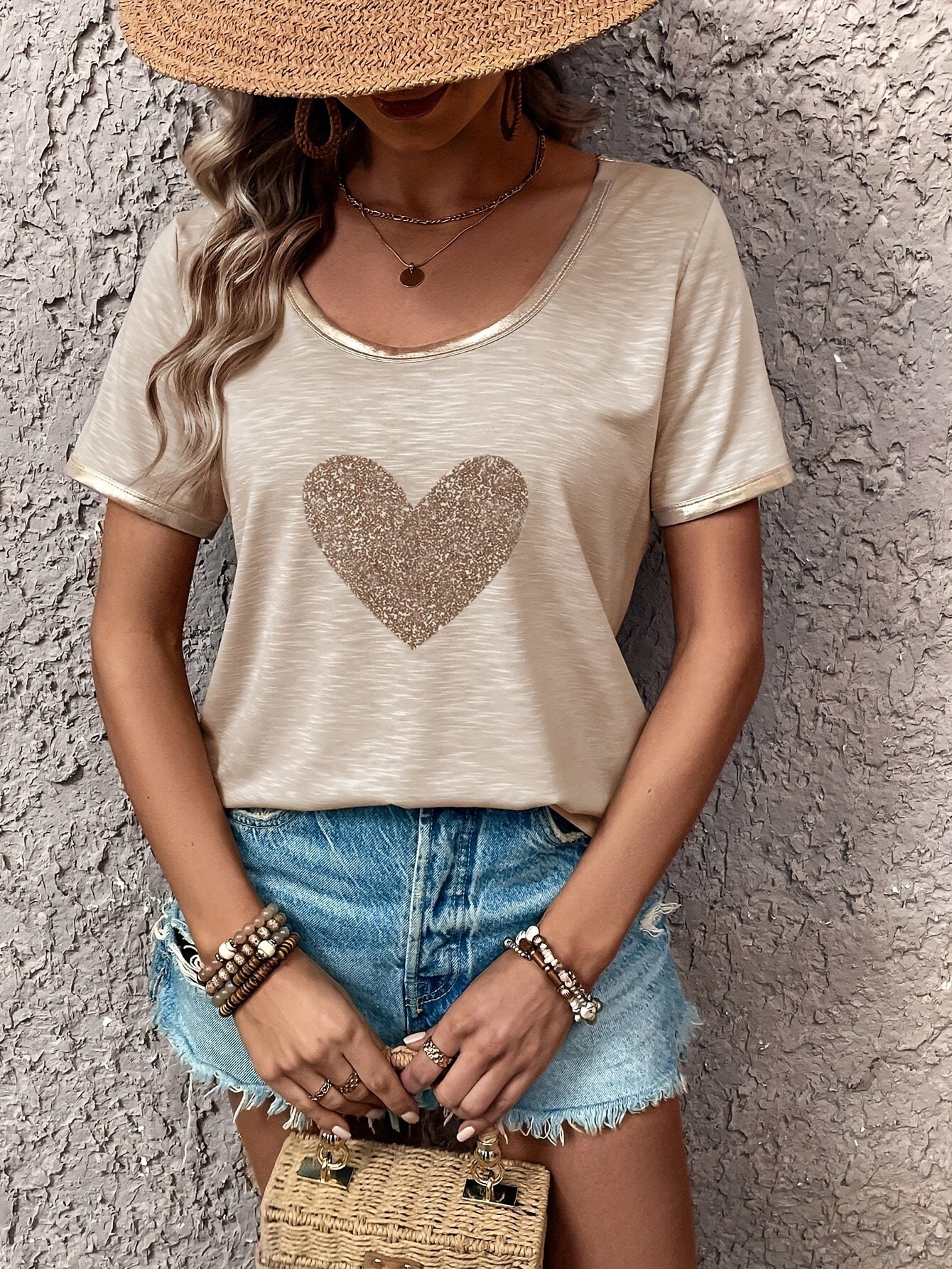 Camiseta de manga curta com coração e detalhes dourados