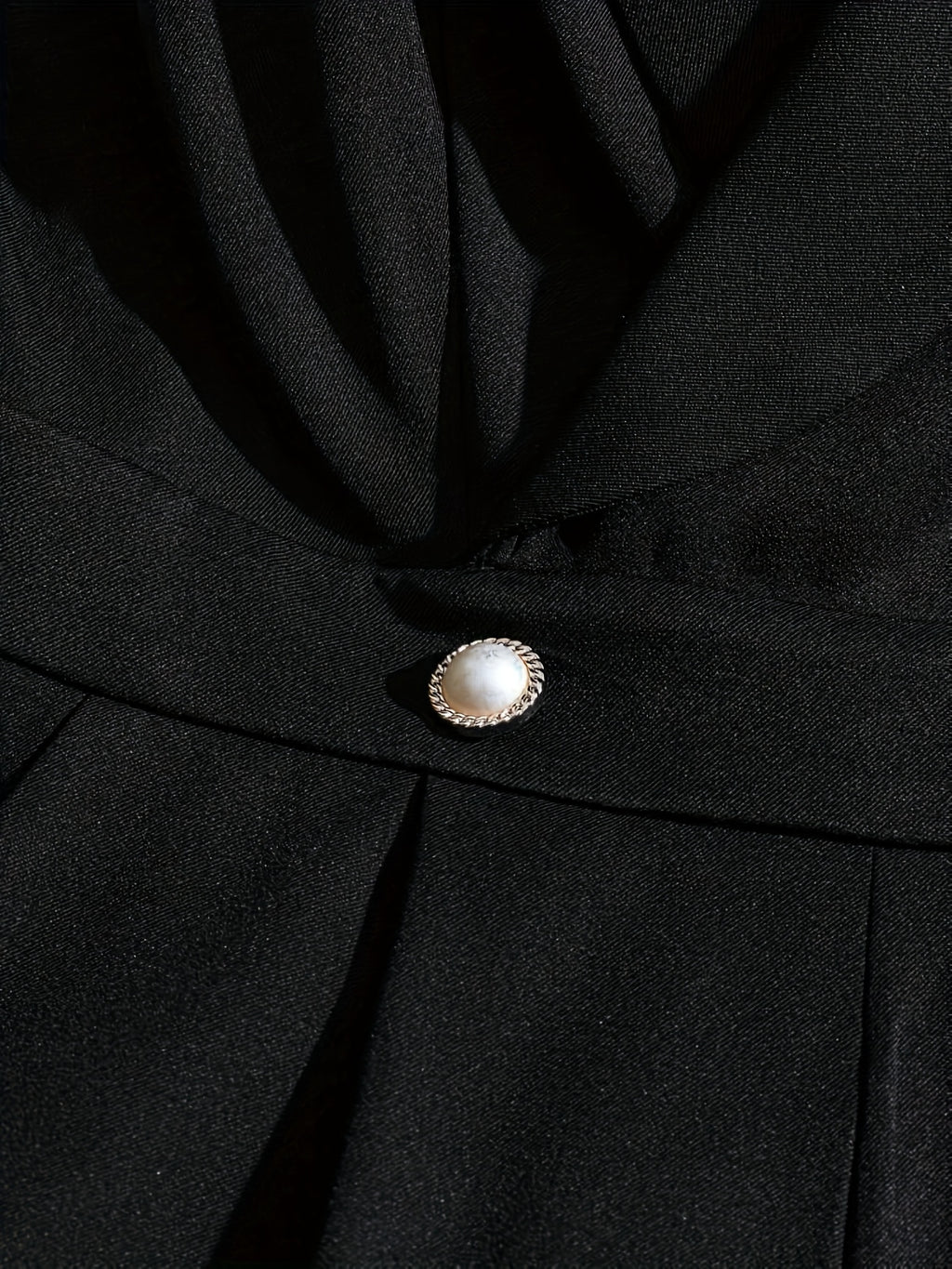 Macaquinho de alfaiataria com mangas franzidas