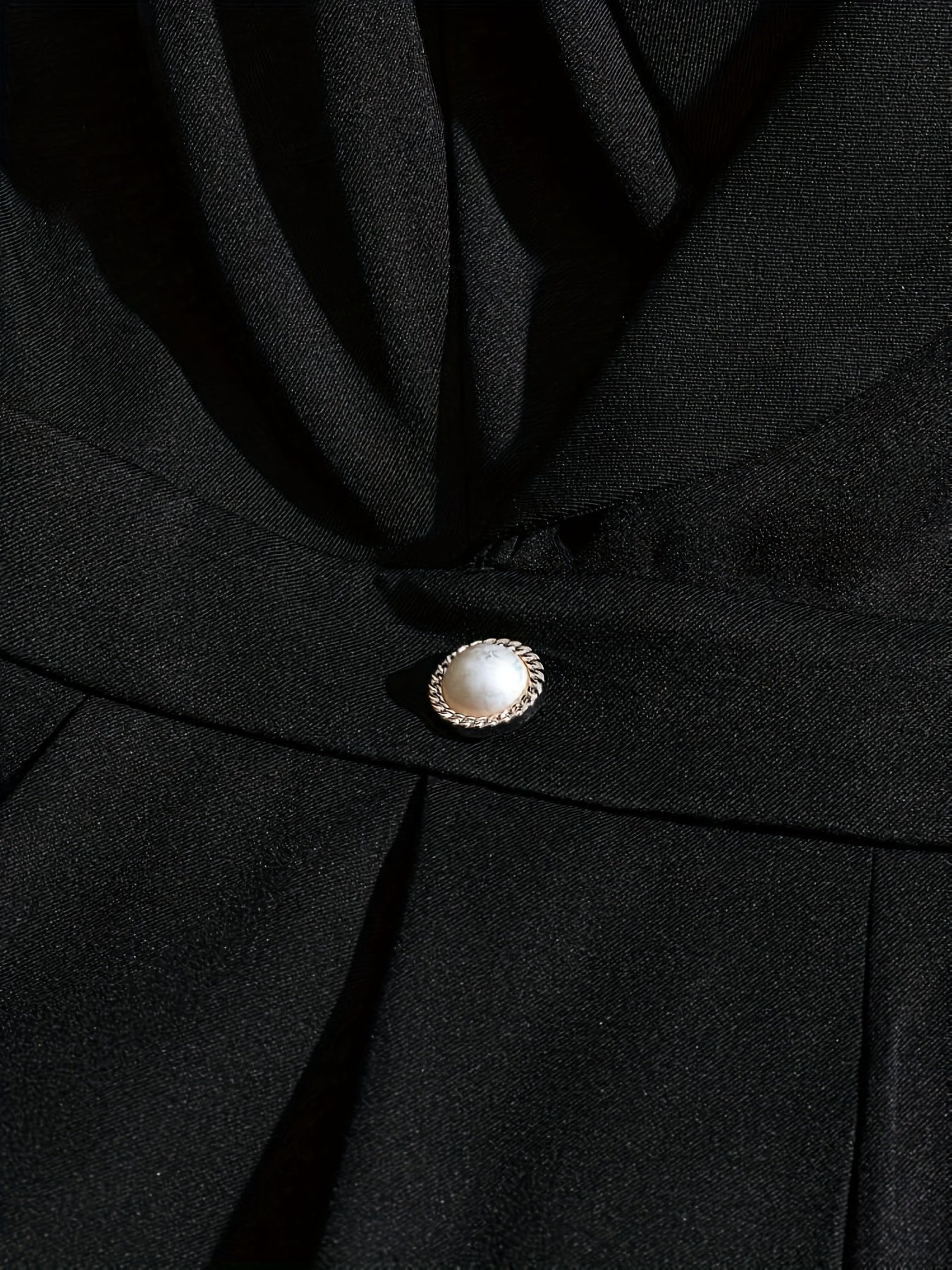 Macaquinho de alfaiataria com mangas franzidas