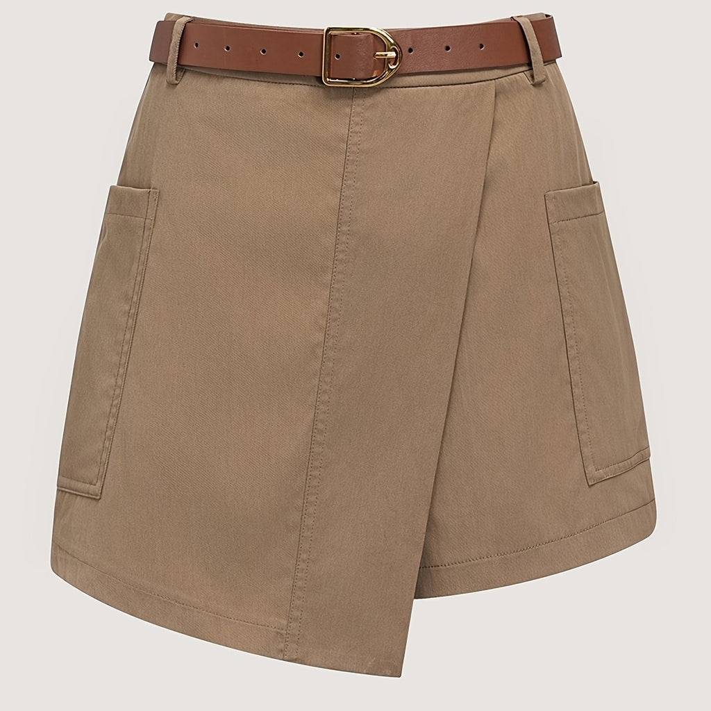 Shorts saia com detalhe irregular e grandes bolsos nas laterais